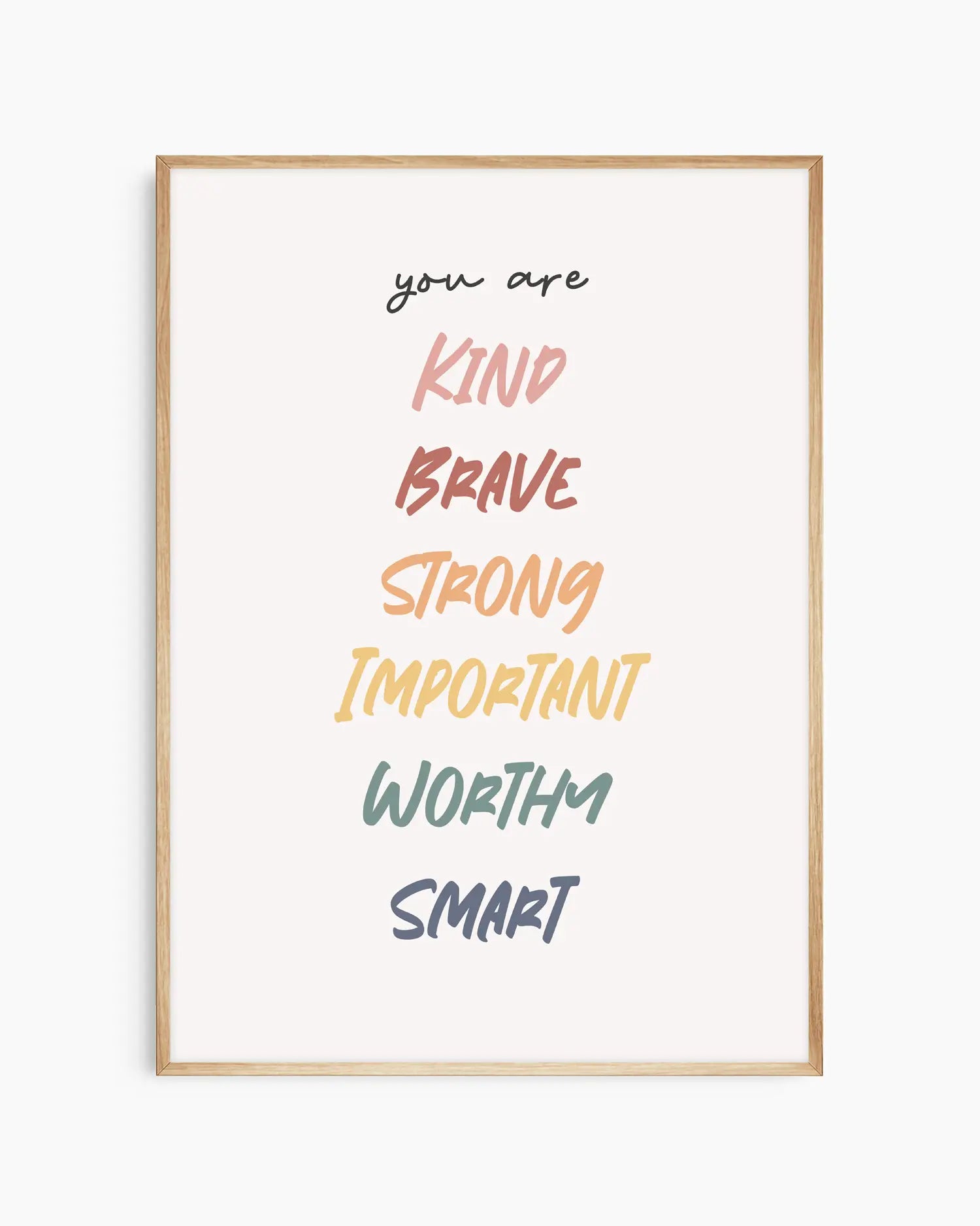 Barntavla med handskriven typografi och orden "you are KIND BRAVE STRONG IMPORTANT WORTHY SMART", inramad i ekram. En mjuk och inspirerande väggdetalj för barnrum.