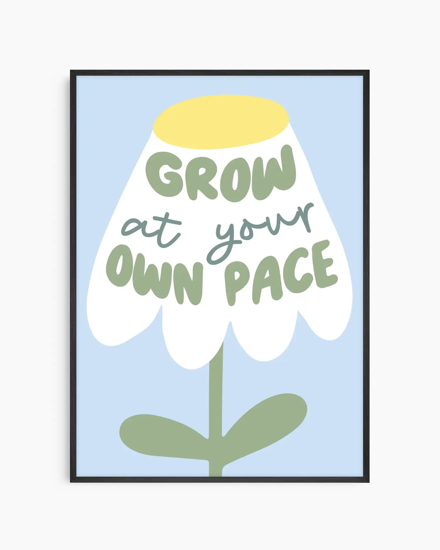 Barntavla med illustration av vit blomma med gul mitt på ljusblå bakgrund och texten "GROW AT YOUR OWN PACE" i gröna bokstäver, inramad i svart träram. En mjuk och uppmuntrande väggdekoration för barnrummet.