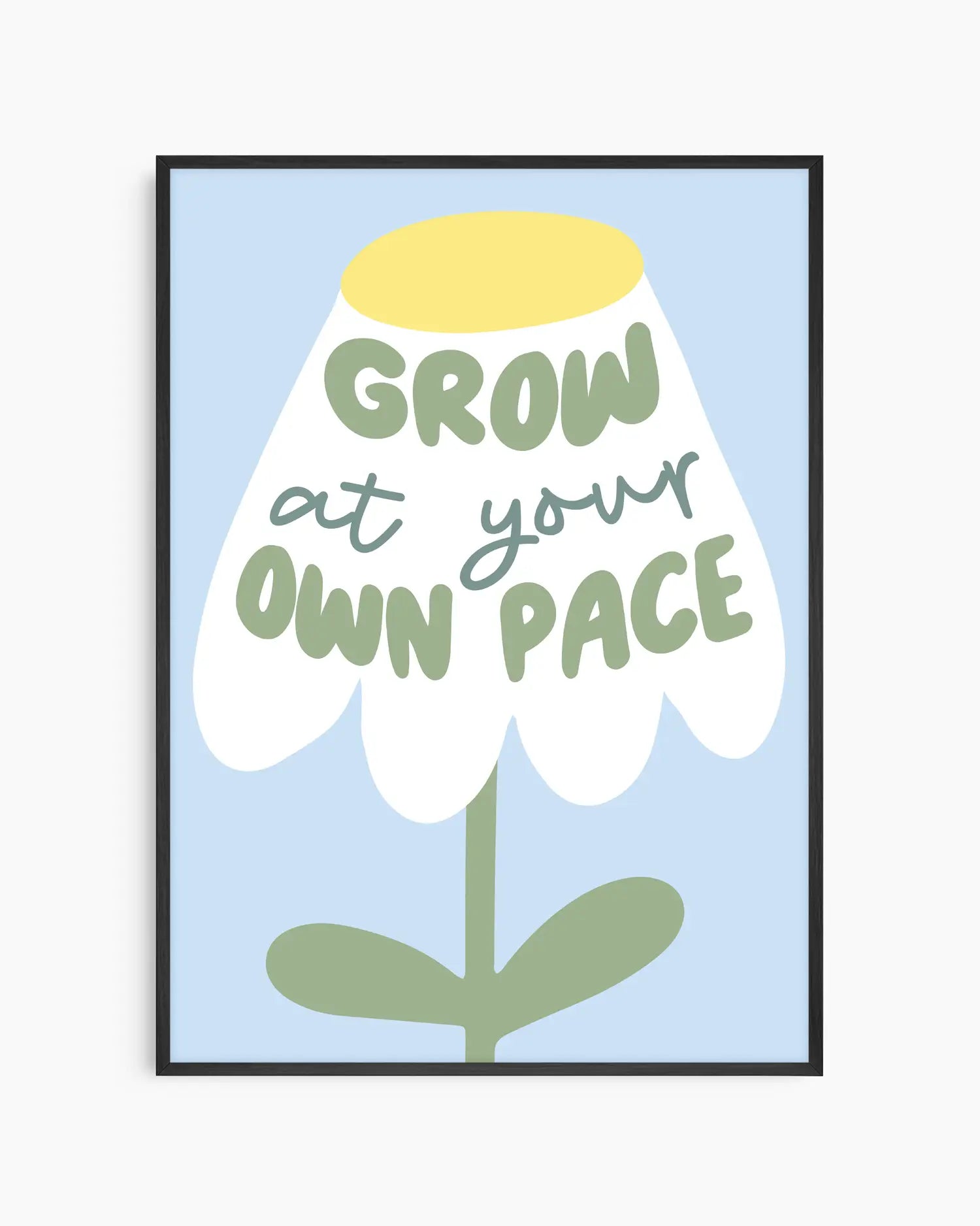 Barntavla med illustration av vit blomma med gul mitt på ljusblå bakgrund och texten "GROW AT YOUR OWN PACE" i gröna bokstäver, inramad i svart träram. En mjuk och uppmuntrande väggdekoration för barnrummet.