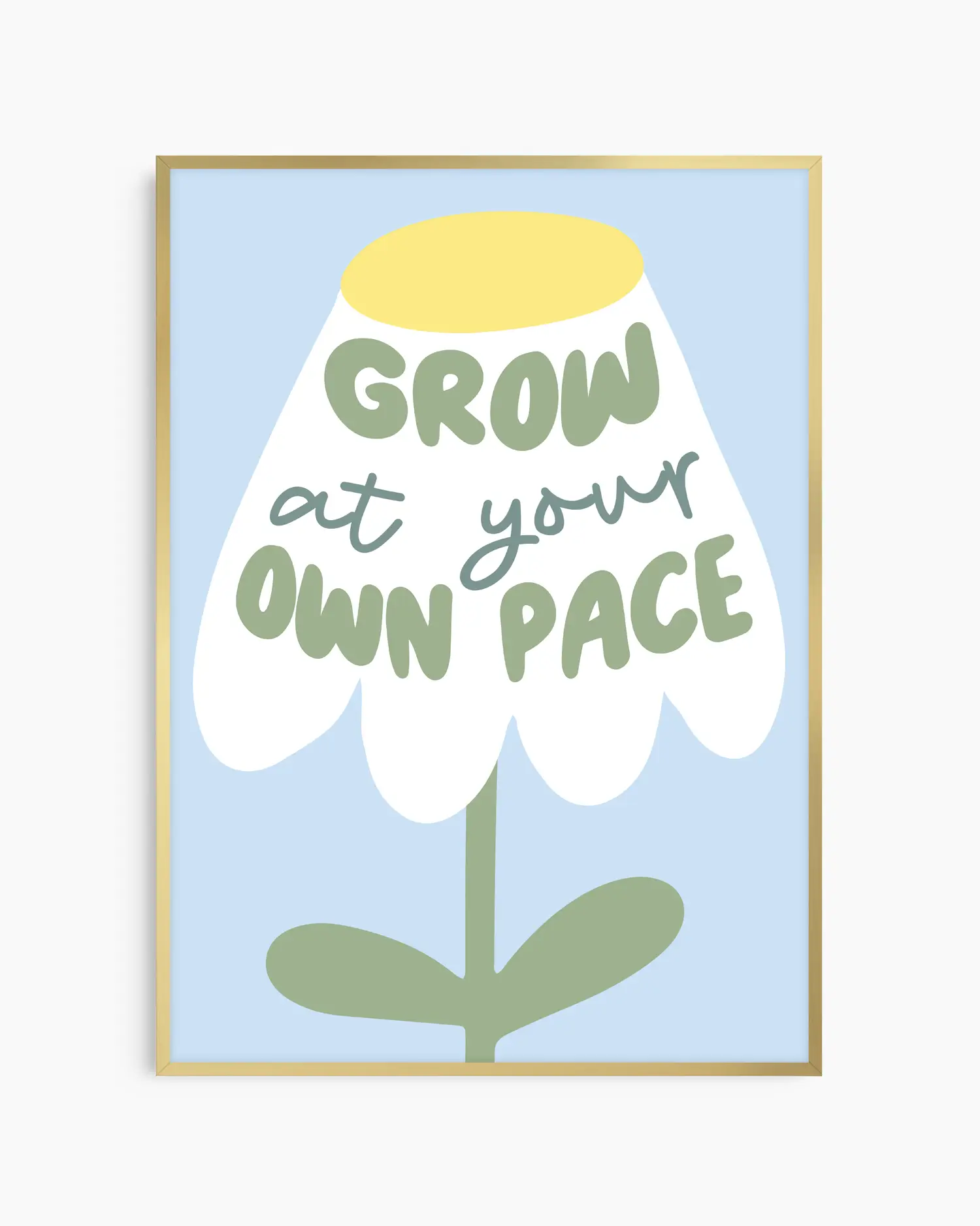 Barntavla med vit blomma och budskapet "GROW AT YOUR OWN PACE" i lekfull typografi, inramad i guld aluminiumram. En varm och peppande inredningsdetalj för barnrummet.