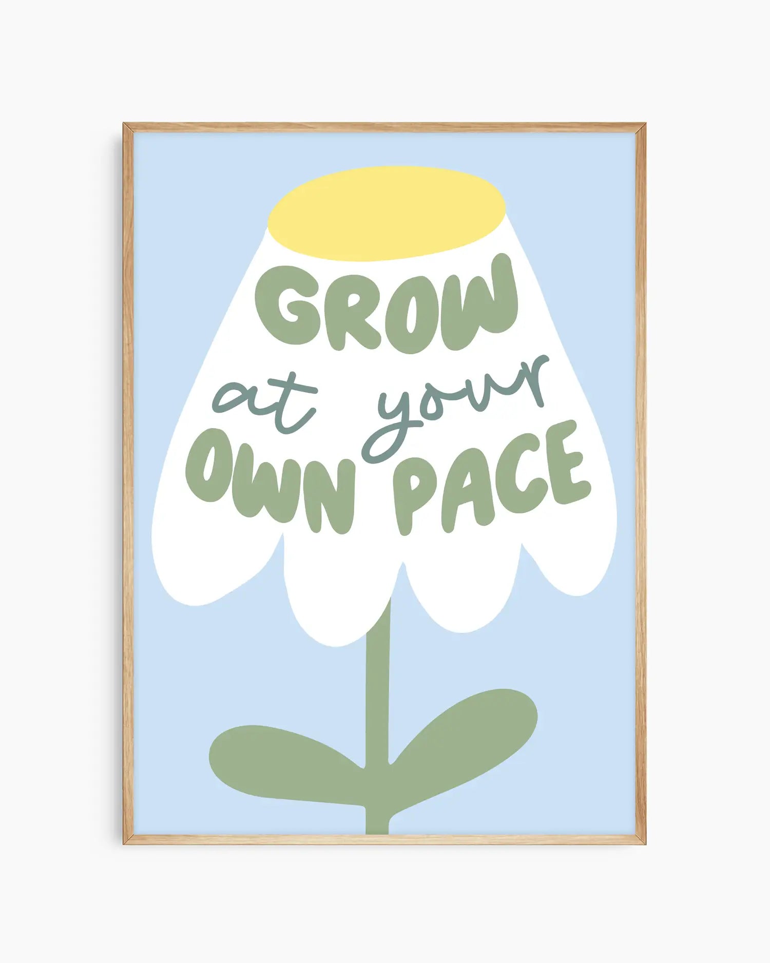 Barntavla med enkel blomillustration och texten "GROW AT YOUR OWN PACE" på ljusblå bakgrund, inramad i ekram. En lugn och positiv väggdekoration för barnrum.