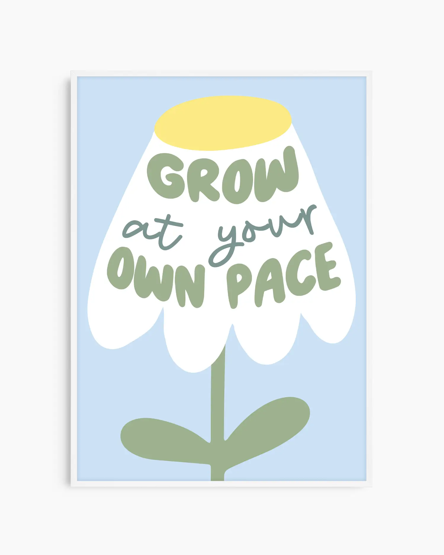 Barntavla med vit blomma och gröna blad samt texten "GROW AT YOUR OWN PACE", inramad i vit träram. En mjuk och inspirerande tavla för barnets rum.