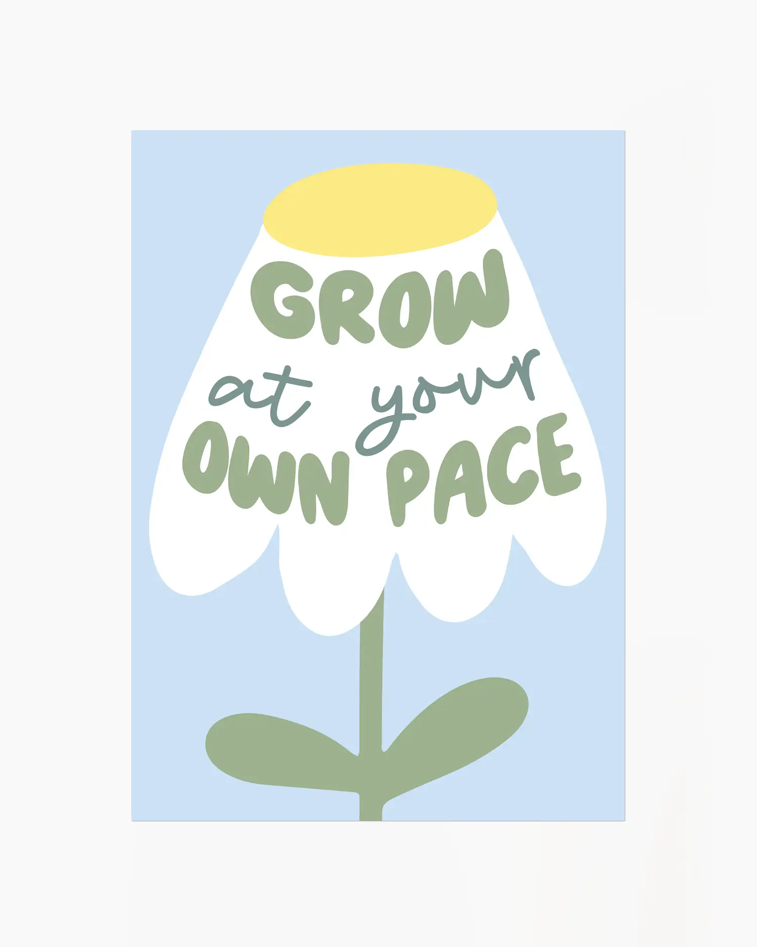 Barntavla med stiliserad blomma och citatet "GROW AT YOUR OWN PACE" i gröna nyanser på ljusblå bakgrund. En uppmuntrande illustration som passar perfekt i barnrummet.