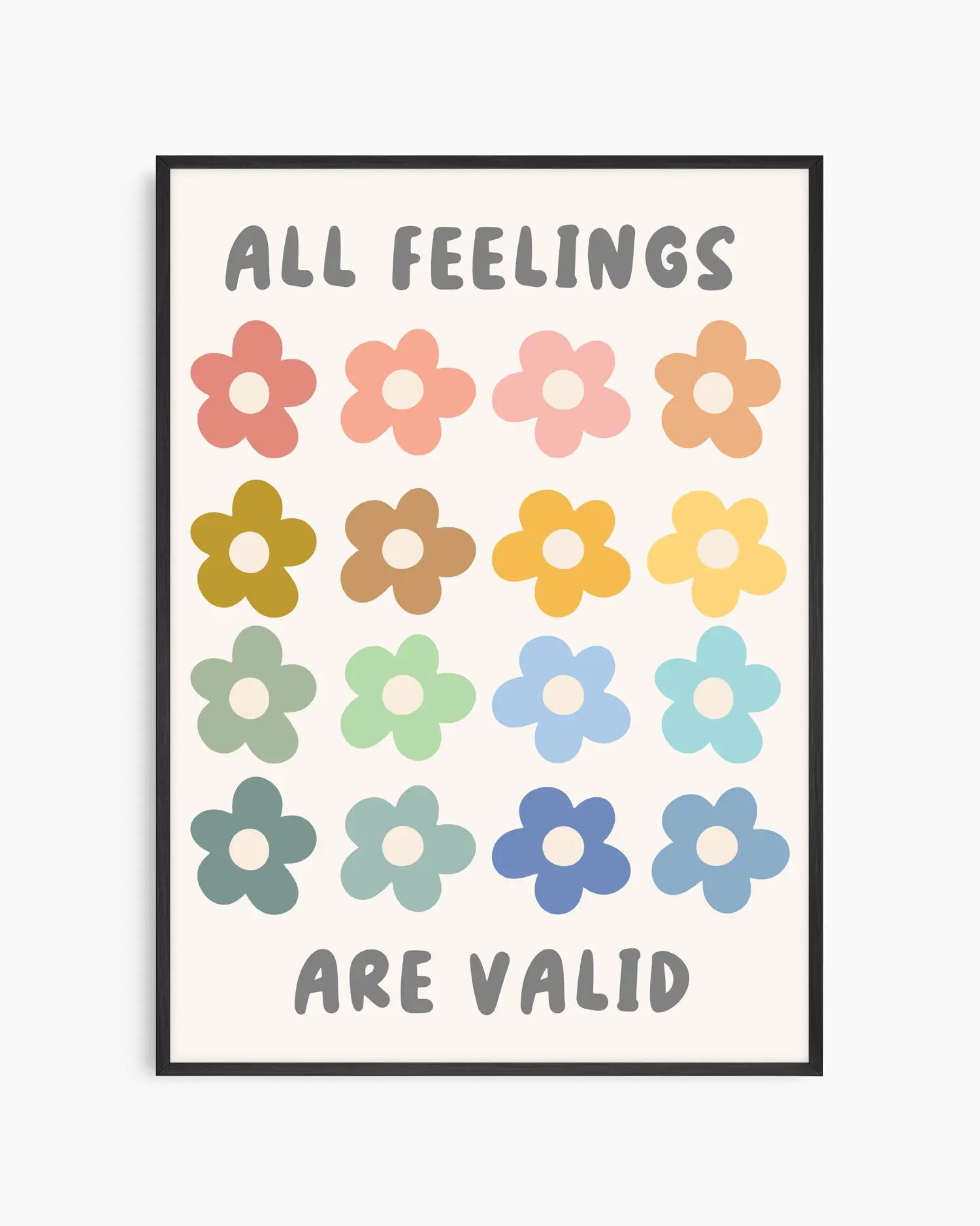 Barntavla med färgglada blommor i mjuka pasteller och texten "ALL FEELINGS ARE VALID" på ljus bakgrund, inramad i svart träram. En lekfull och trygg väggdekoration för barnrummet.