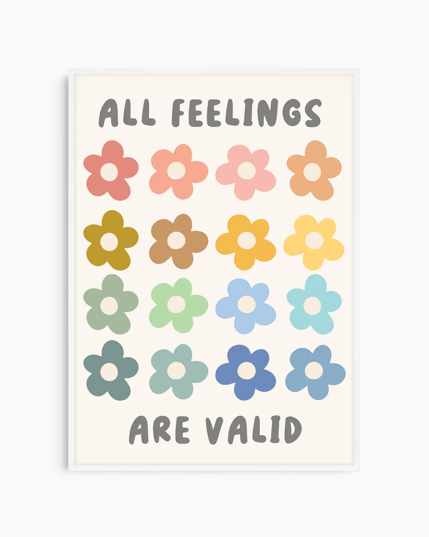 Barntavla med färgkoordinerade blommor och texten "ALL FEELINGS ARE VALID" på ljus bakgrund, inramad i vit träram. En ljus och vänlig dekoration för barnrummet.