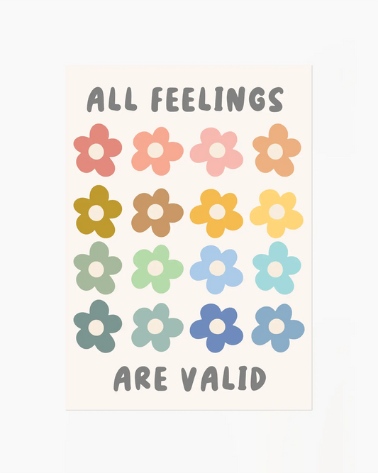 Barntavla med stilrena blommor i olika färger och texten "ALL FEELINGS ARE VALID" på neutral bakgrund. En lekfull och inkluderande barnrumstavla utan ram.