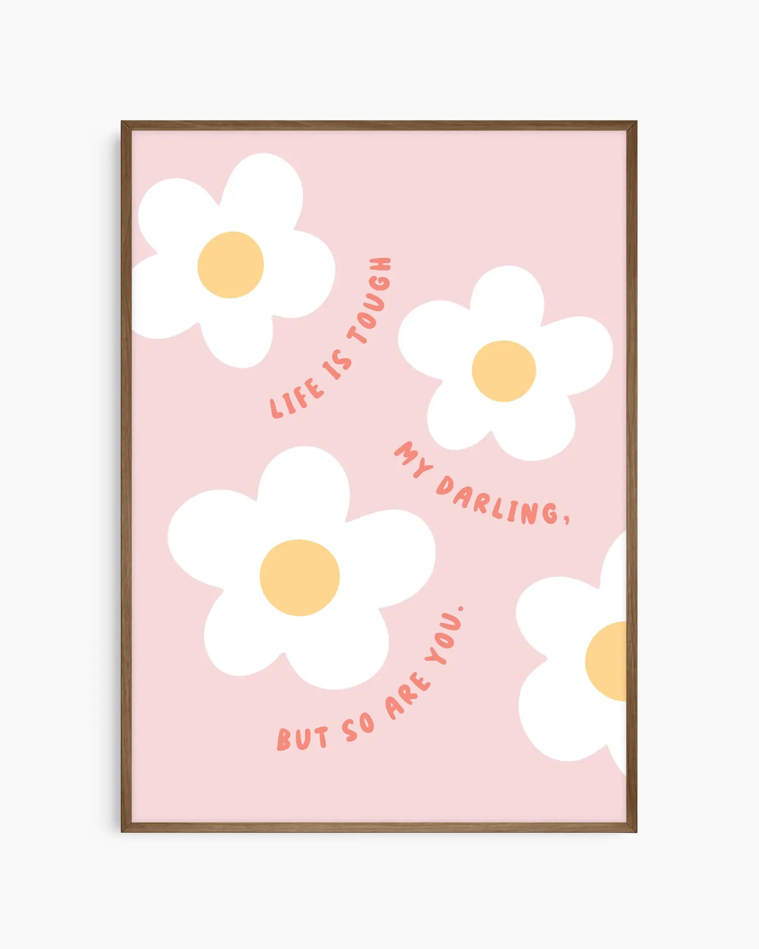 Barntavla med stora vita blommor och inspirerande citat "LIFE IS TOUGH MY DARLING, BUT SO ARE YOU." på rosa botten, inramad i mörk ekram. En varm och tröstande detalj för barnrummet.