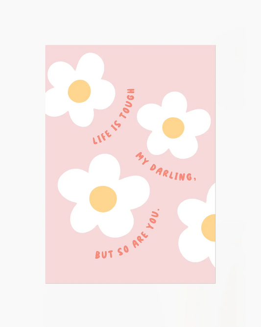 Barntavla med vita blommor och citatet "LIFE IS TOUGH MY DARLING, BUT SO ARE YOU." på rosa bakgrund, utan ram. En mjuk och inspirerande barnrumstavla.