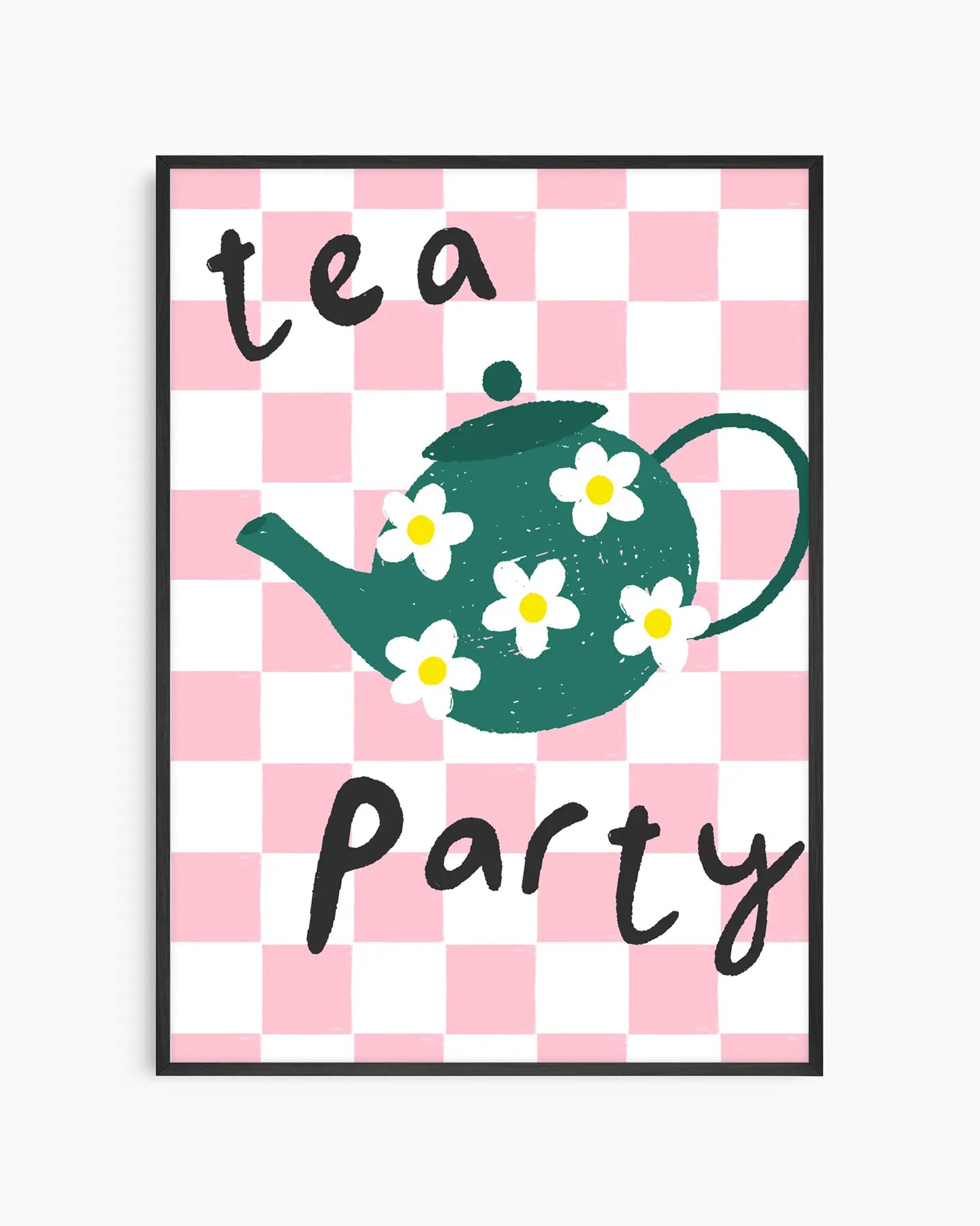 Barntavla med texten “tea party” och grön tekanna med vita blommor mot rosa rutig bakgrund, inramad i svart träram. Lekfull och charmig illustration för barnrummet.