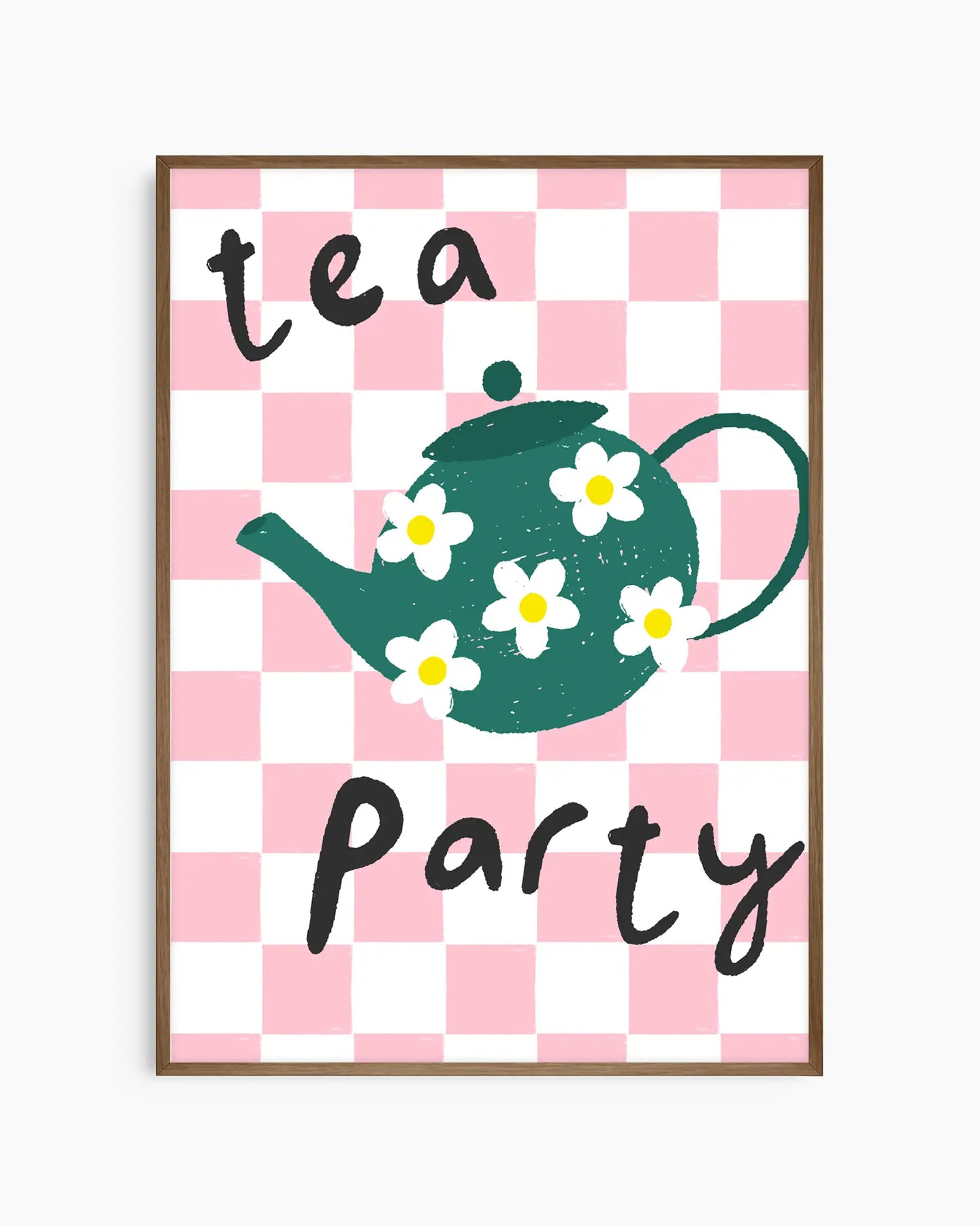 Barntavla med illustrerad tekanna dekorerad med blommor och texten “tea party” på rosa rutor, inramad i mörk ekram. En mjuk och glad detalj i barnrummet.