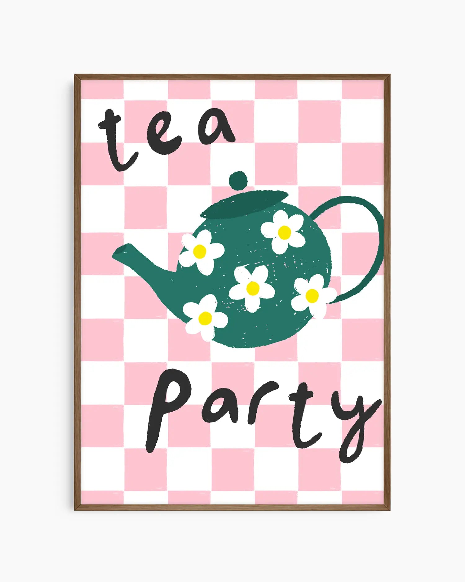 Barntavla med illustrerad tekanna dekorerad med blommor och texten “tea party” på rosa rutor, inramad i mörk ekram. En mjuk och glad detalj i barnrummet.