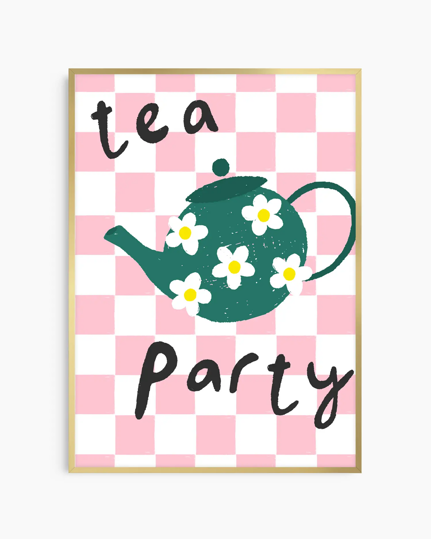 Barntavla med grön tekanna och texten “tea party” mot rutig rosa bakgrund, inramad i guld aluminiumram. En lekfull och dekorativ barnrumstavla.