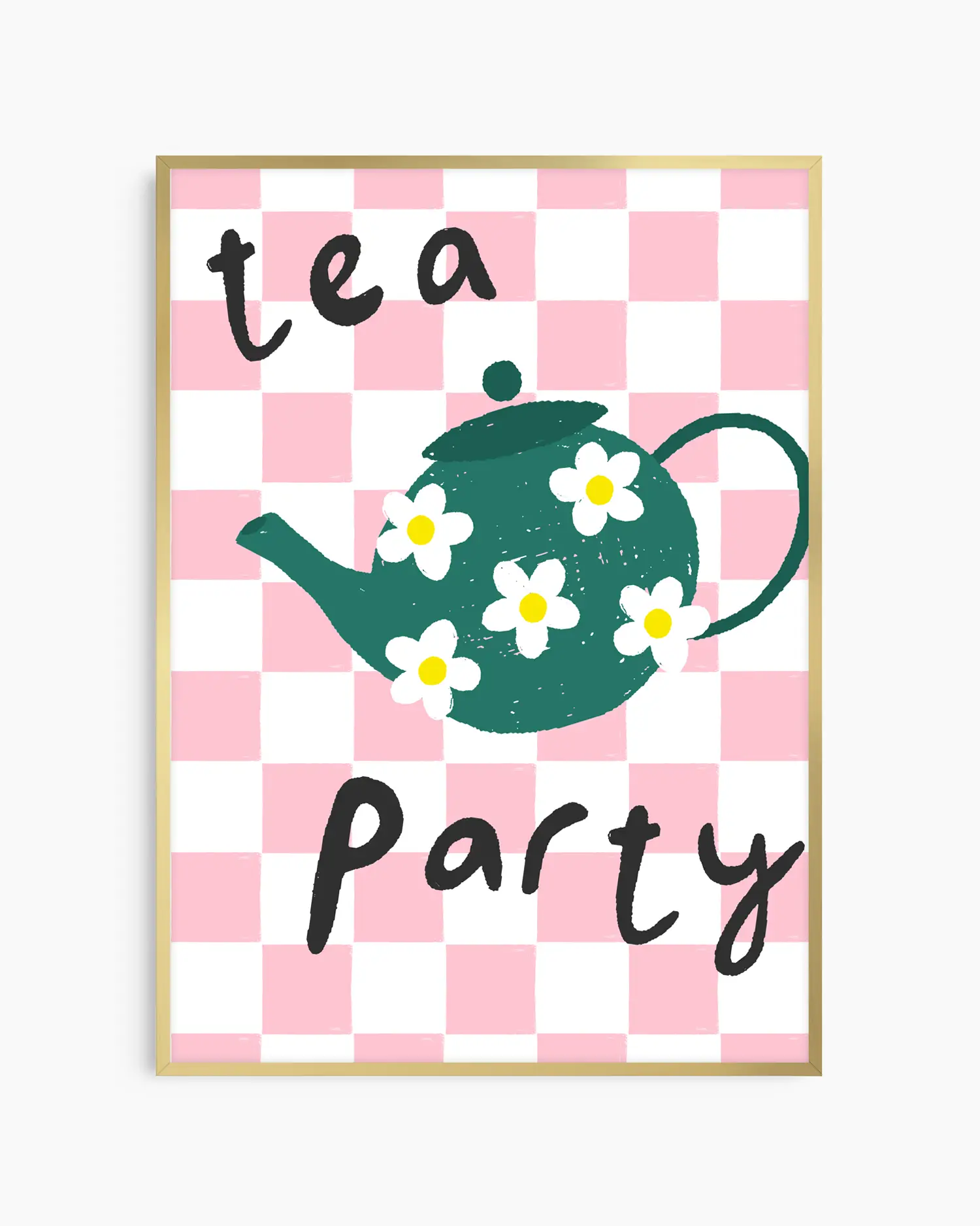 Barntavla med grön tekanna och texten “tea party” mot rutig rosa bakgrund, inramad i guld aluminiumram. En lekfull och dekorativ barnrumstavla.