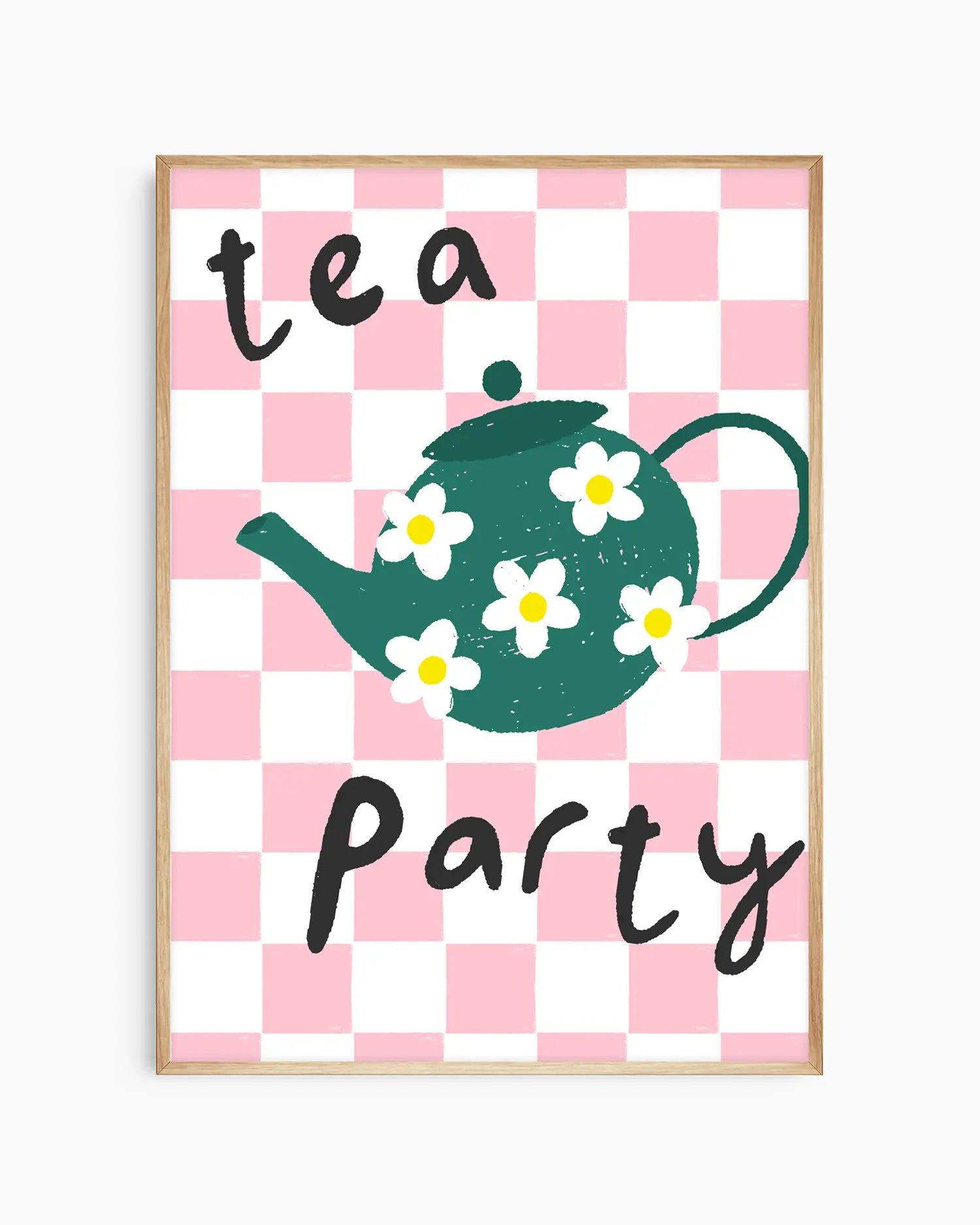 Barnrumstavla med charmig tekanna och blommor samt texten “tea party” på rosa rutig bakgrund, inramad i ekram. Skapar en sagolik känsla.