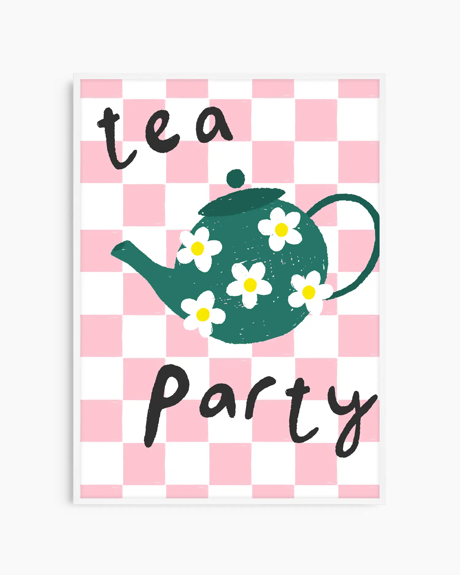 Barntavla med blommig tekanna och texten “tea party” på mjuk rosa rutig bakgrund, inramad i vit träram. En söt och inbjudande väggdekoration.