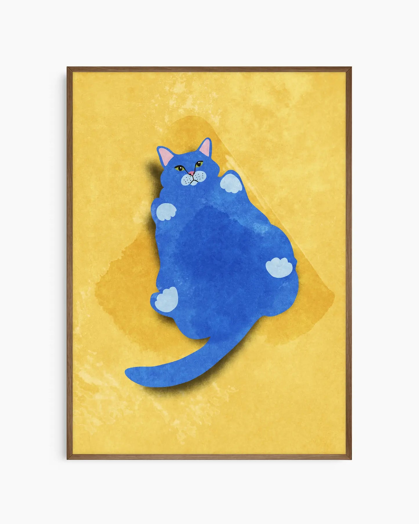 Barntavla med rund och charmig blå katt på solgul bakgrund, inramad i mörk ekram. En glad och fantasifull detalj i barnrummet.