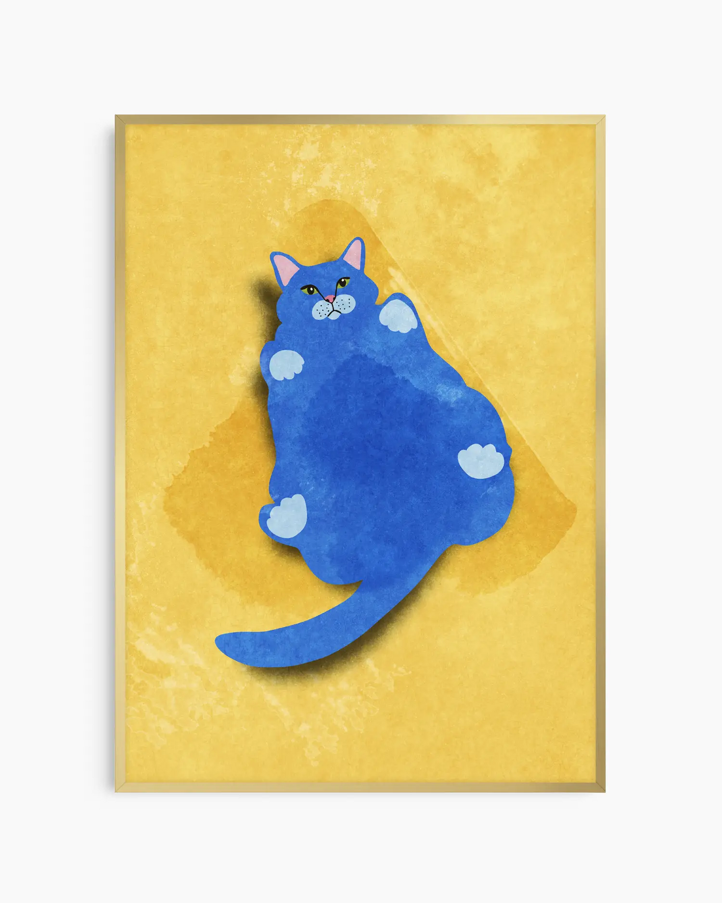 Barntavla med blå katt i naivistisk illustration på gul bakgrund, inramad i guld aluminiumram. En modern och humoristisk barnrumstavla.