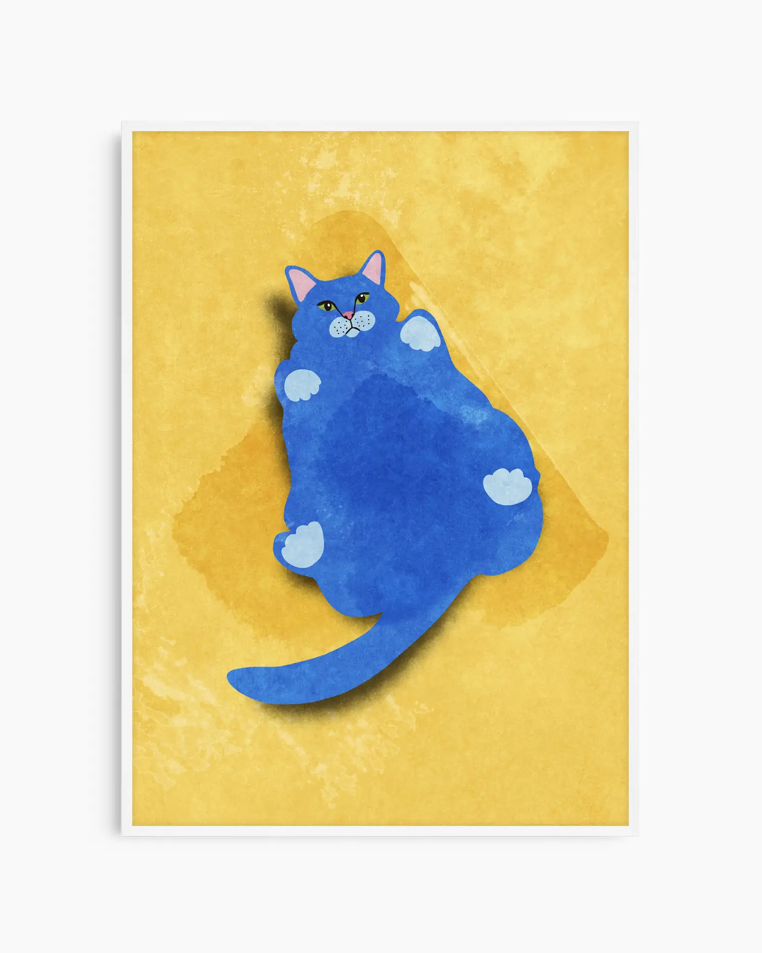 Barntavla med söt blå katt mot strukturerad gul bakgrund, inramad i vit träram. En färgglad och glad detalj till barnrummet.