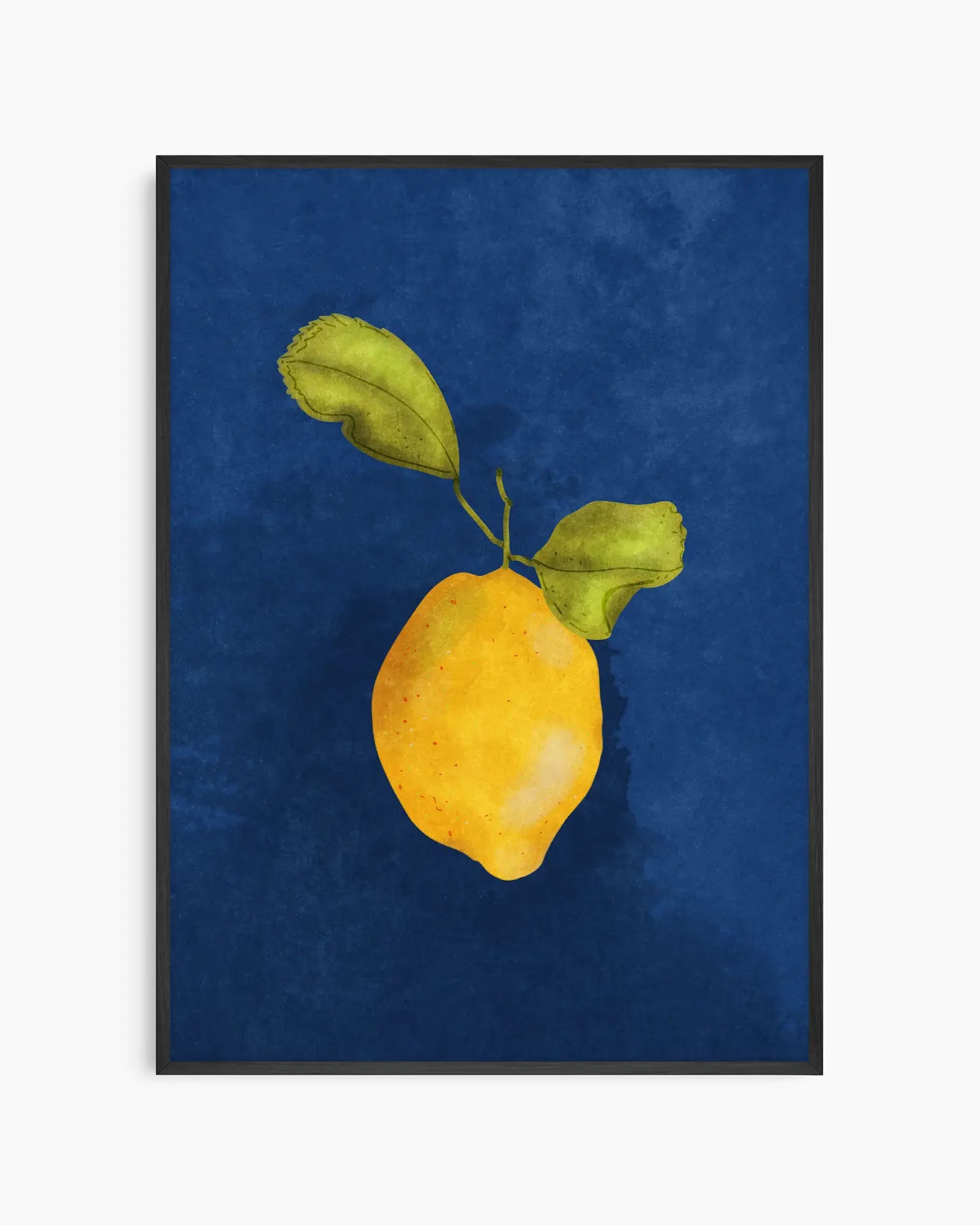 Barntavla med illustrerad gul citron och gröna blad mot djupblå bakgrund, inramad i svart träram. En färgstark och lekfull väggdekoration för barnrum.