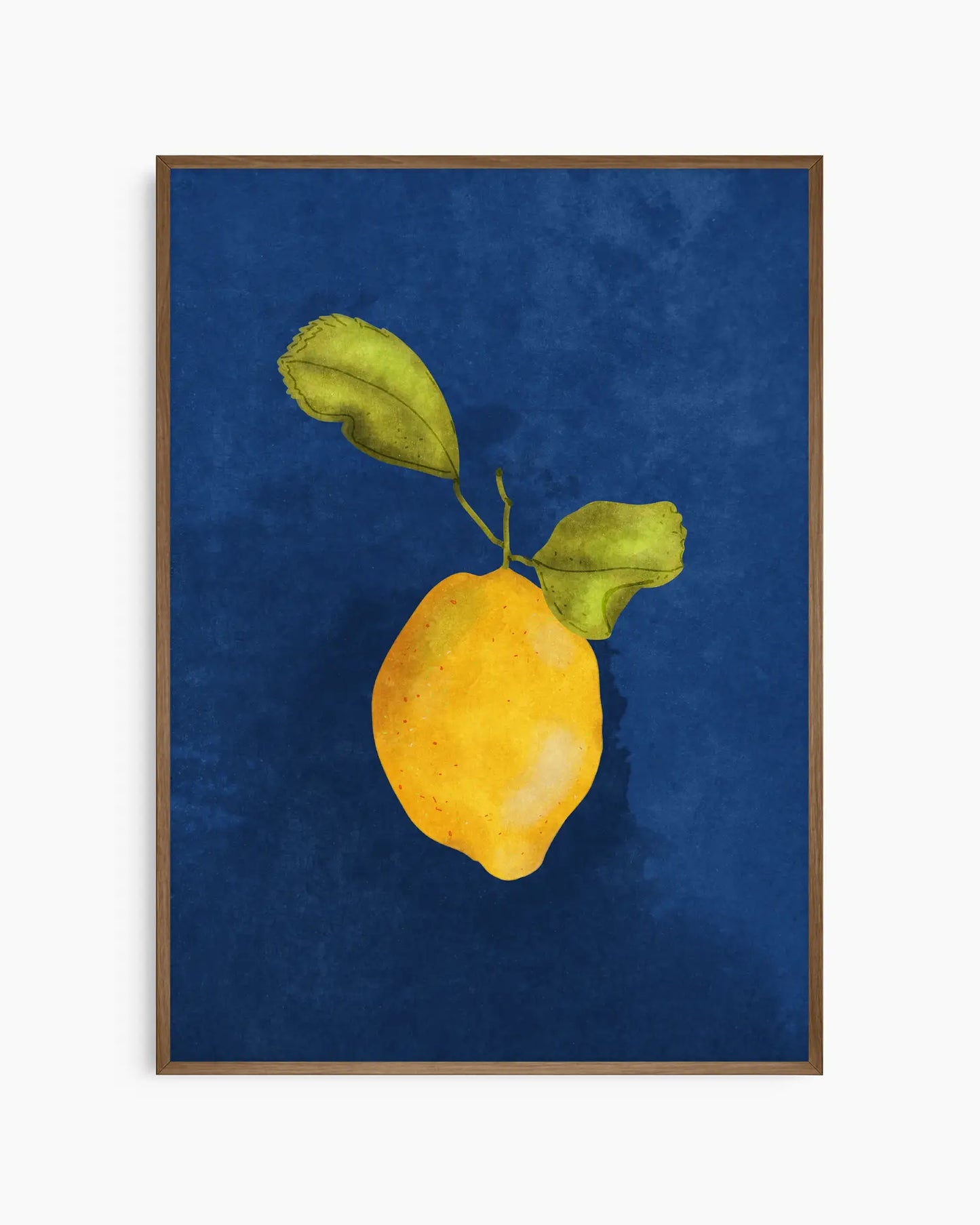 Barntavla med illustrerad citron i gult med gröna blad på blå bakgrund, inramad i mörk ekram. En stilren och glad detalj i barnrummet.