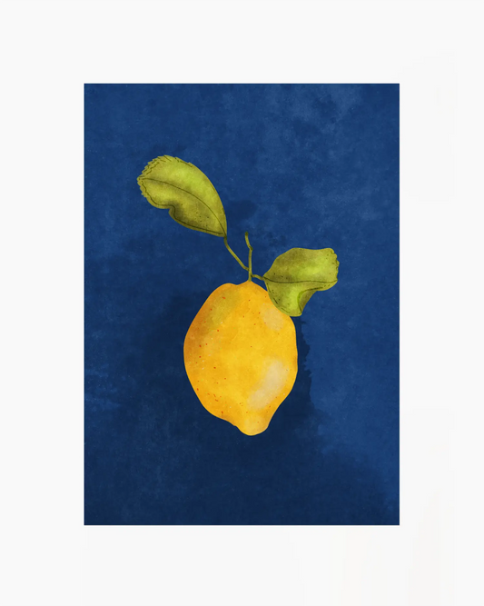 Barntavla med illustrerad citron och gröna blad mot blå bakgrund. Ett färggrant och glatt motiv som passar perfekt i barnrummet.