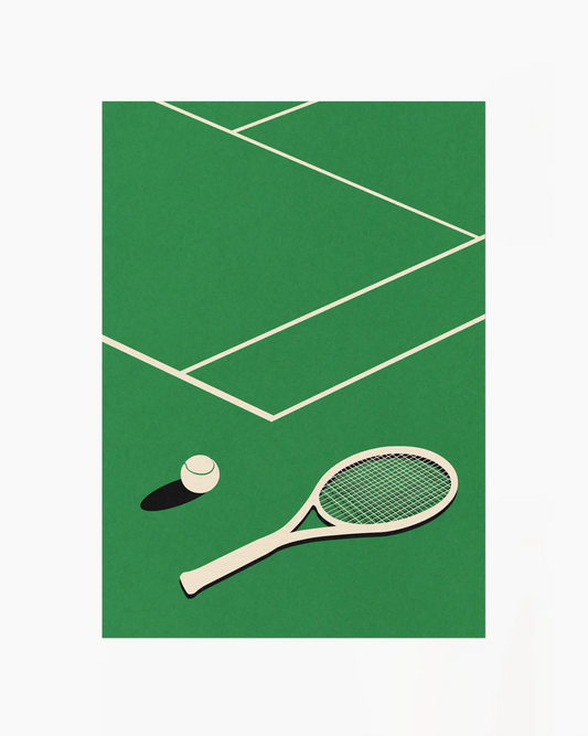 Barntavla med stiliserat tennismotiv på grön bana, där racket och boll ger en modern och grafisk känsla.