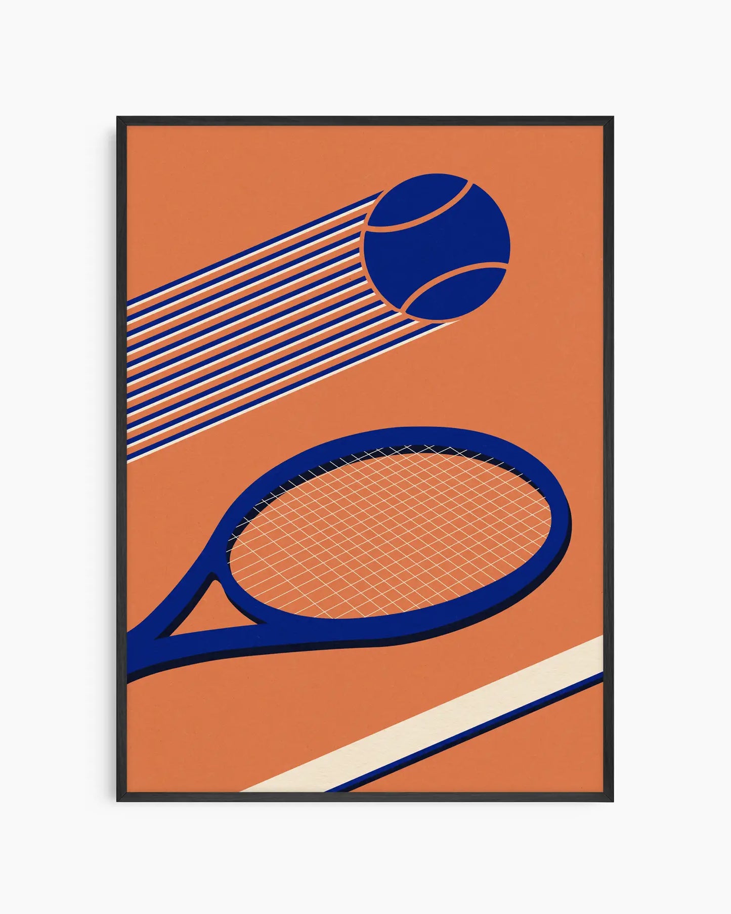 Barntavla med grafiskt tennismotiv där en boll skjuter fram över racket, inramad i svart träram för ett sportigt och modernt uttryck.