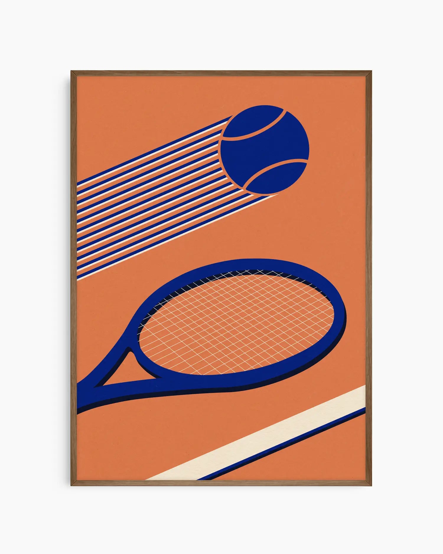 Barntavla med stiliserat tennisracket och boll i rörelse, inramad i mörk ekram som ger motivet en varm och elegant kontrast.