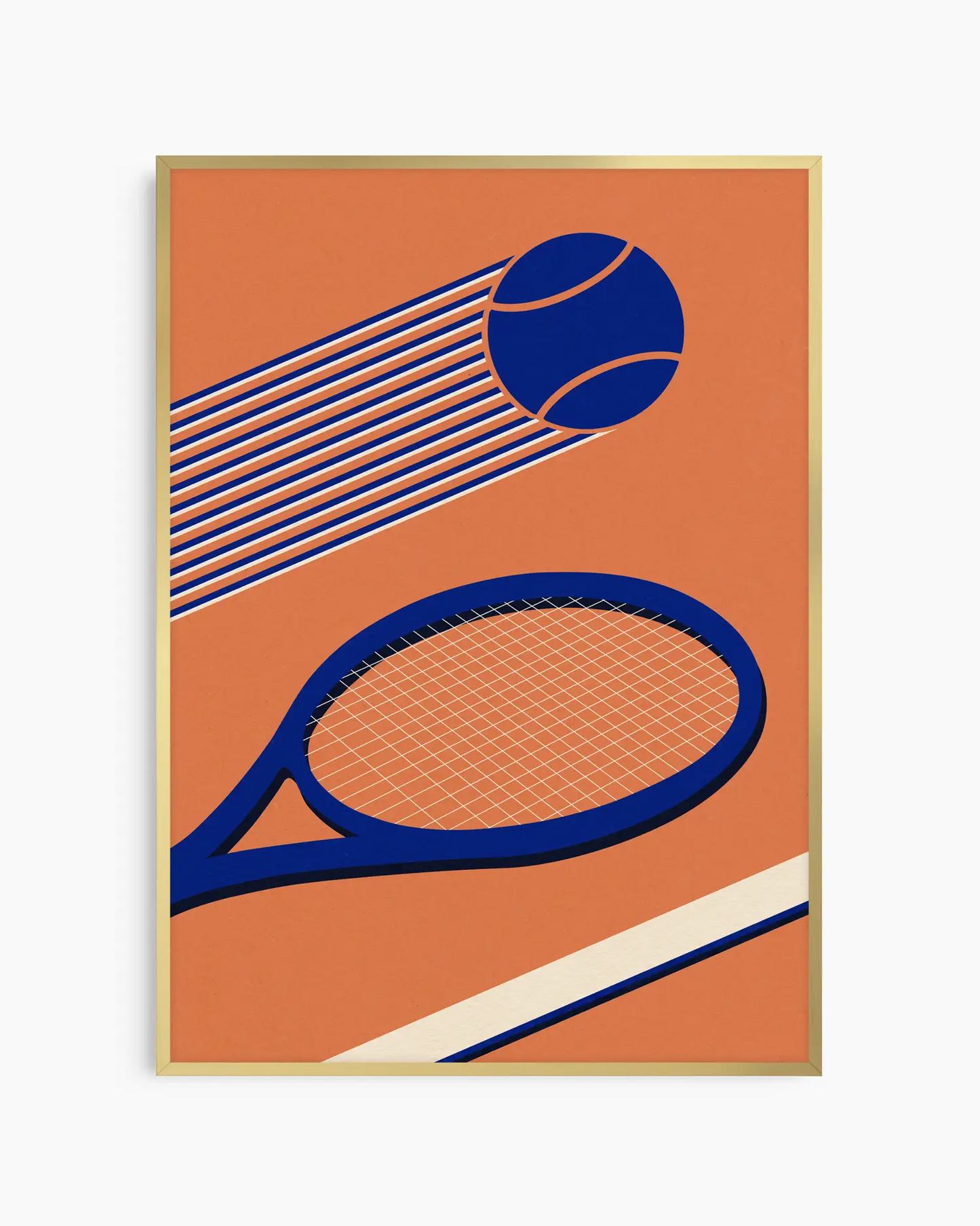 Barntavla med dynamiskt tennismotiv i blått och terrakotta, inramad i guld aluminiumram som tillför ett exklusivt och lekfullt skimmer.