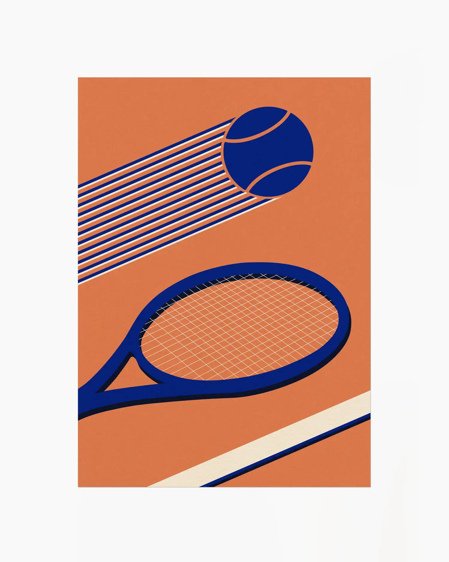 Barntavla med grafiskt tennismotiv i blått och terrakotta, där bollens rörelse skapar ett energifyllt uttryck.