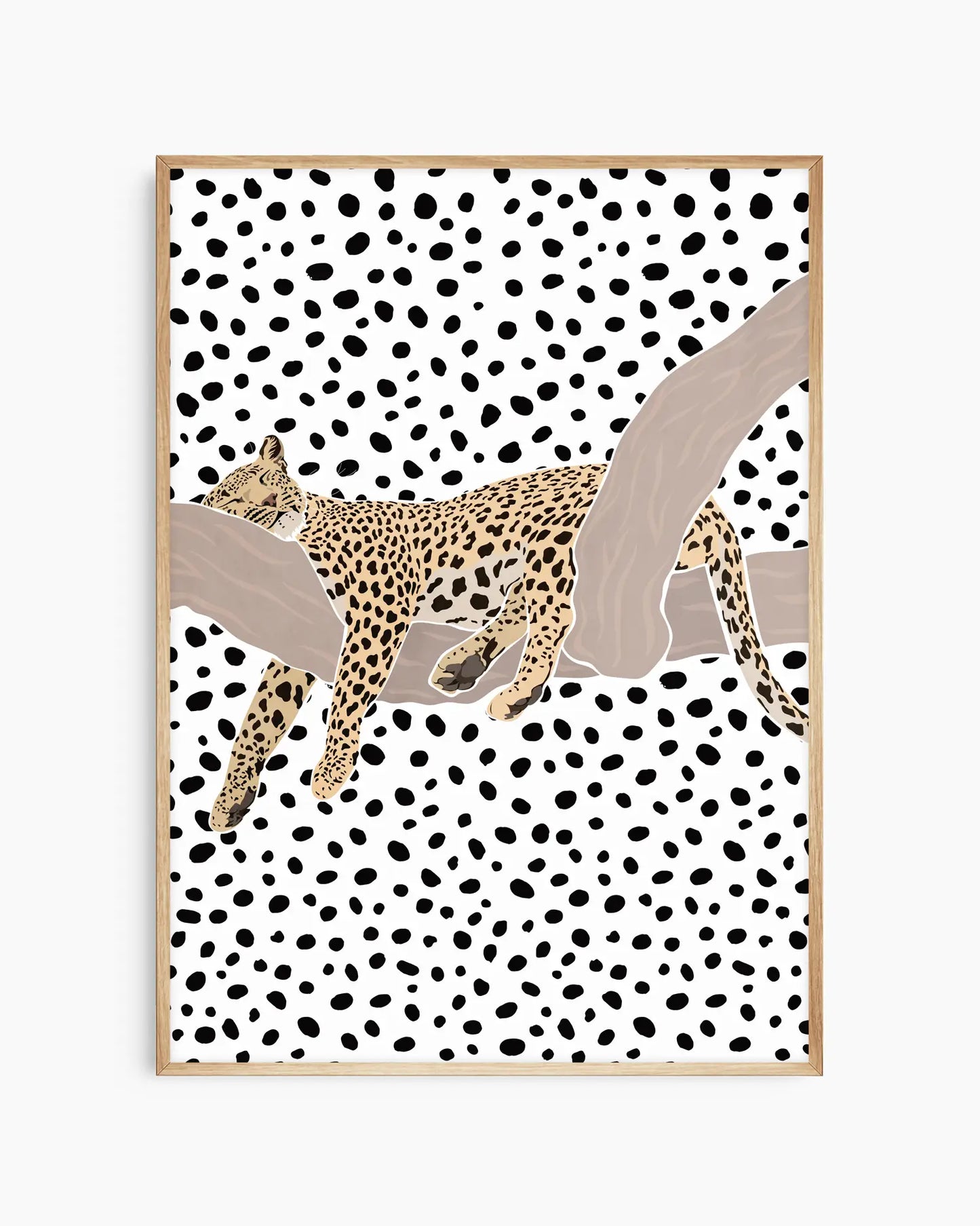 Barntavla med vilande leopard och grafiskt prickmönster, inramad i ekram som skapar ett mjukt och harmoniskt uttryck.