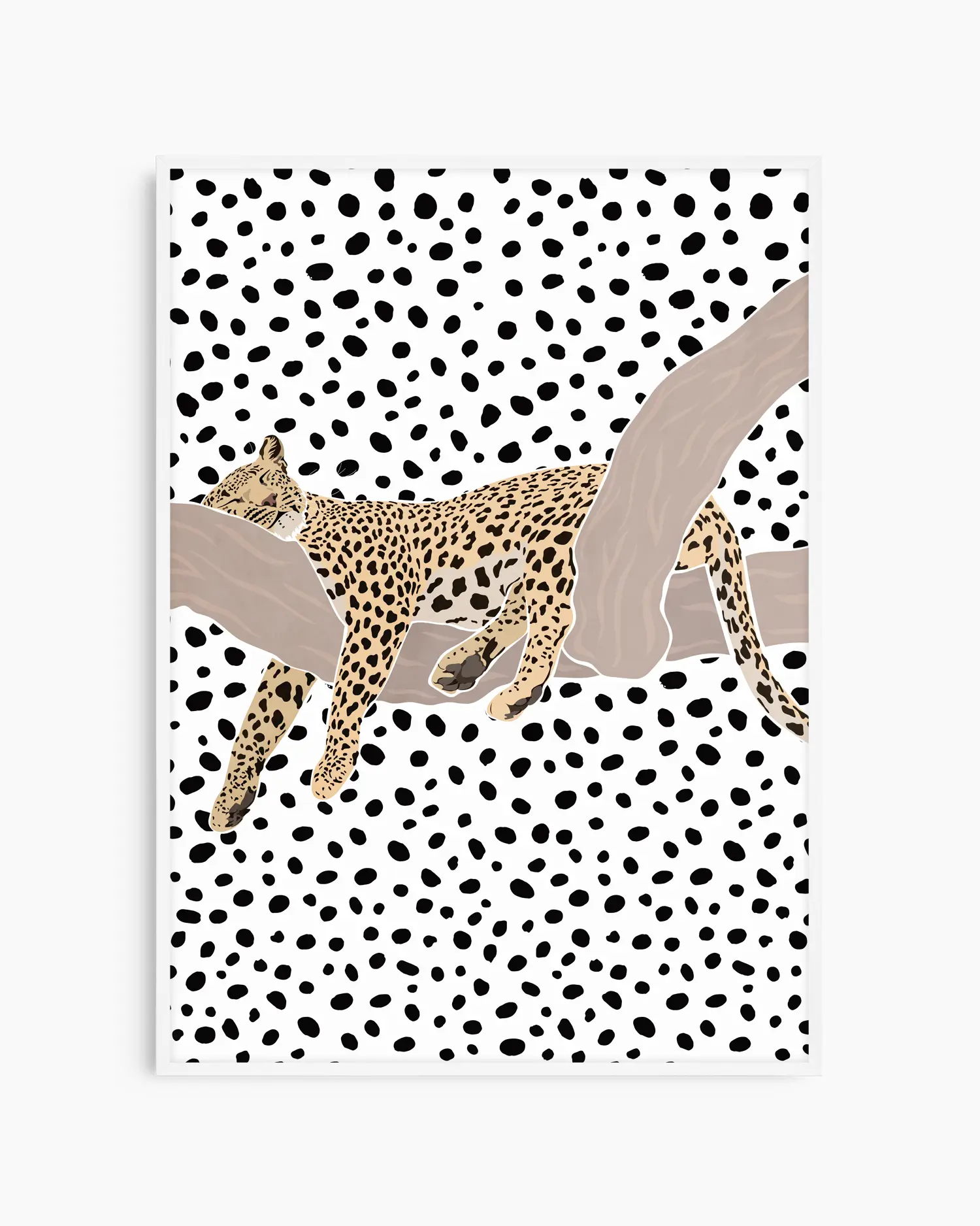 Barntavla med leopard på trädgren mot svartvitt prickmönster, inramad i vit träram som lyfter fram de grafiska detaljerna.