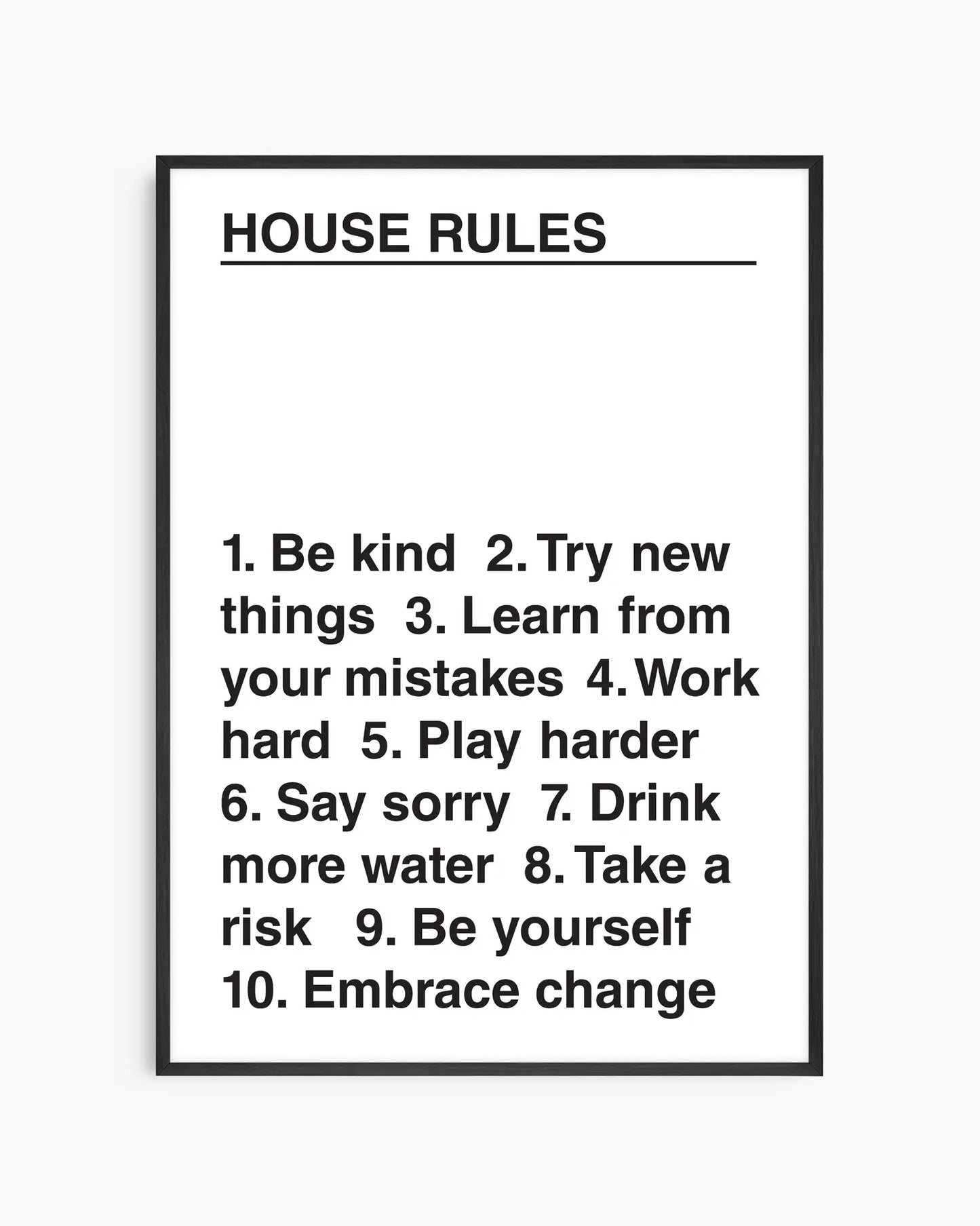 Barntavla med texten "HOUSE RULES" och tio regler i svart typografi på vit bakgrund, inramad i svart träram.