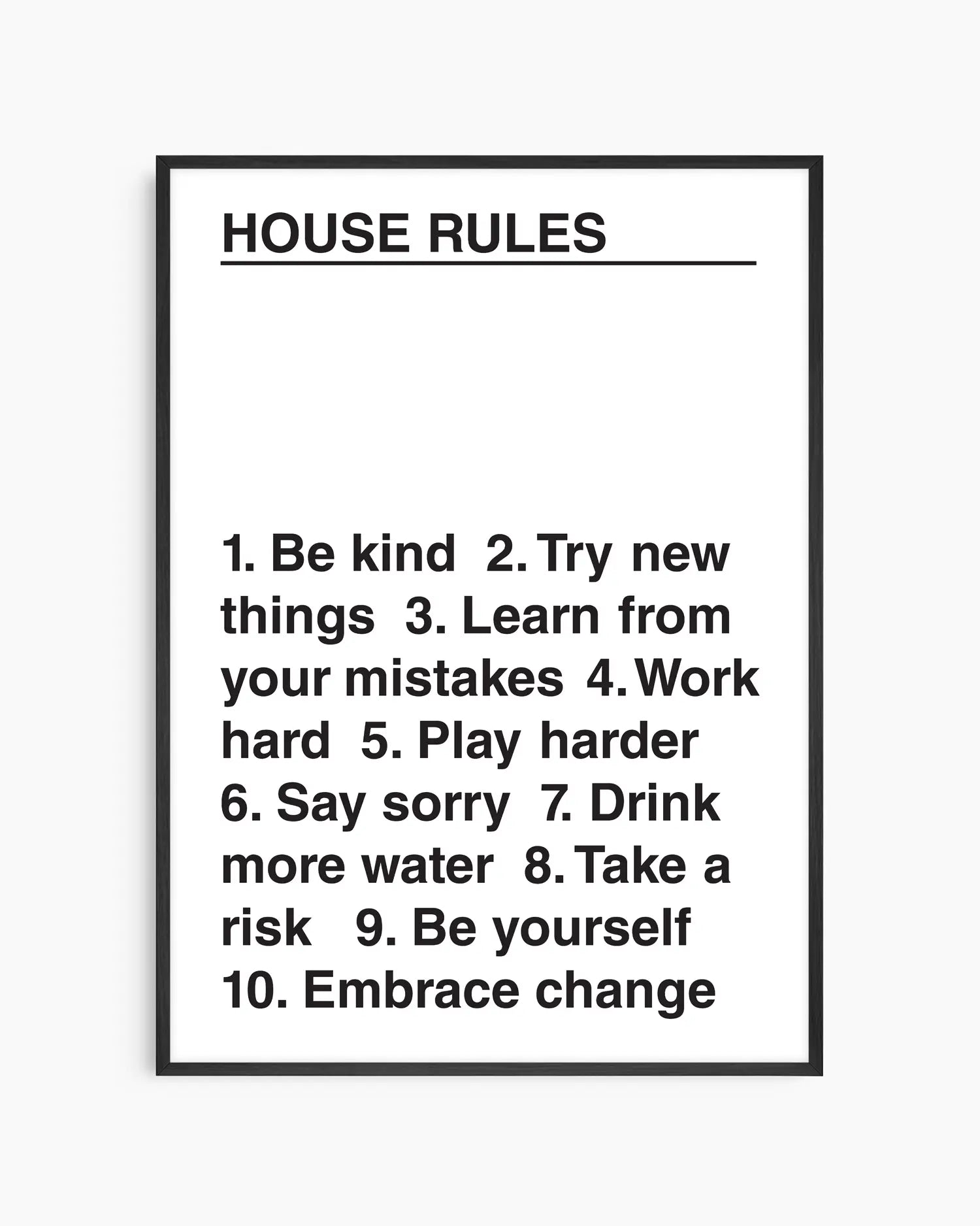 Barntavla med texten "HOUSE RULES" och tio regler i svart typografi på vit bakgrund, inramad i svart träram.