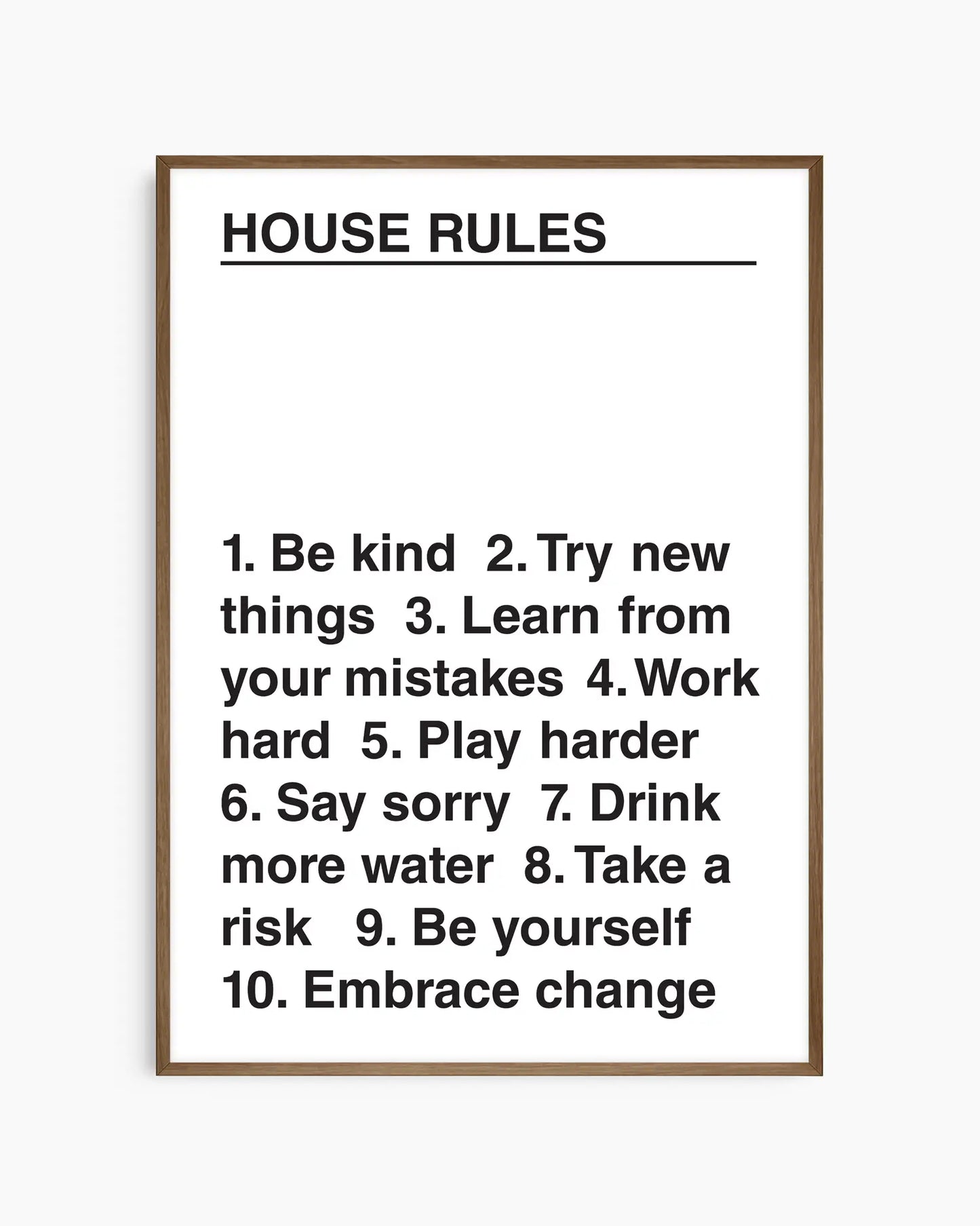 Barntavla med texten "HOUSE RULES" följt av tio inspirerande regler, inramad i mörk ekram.
