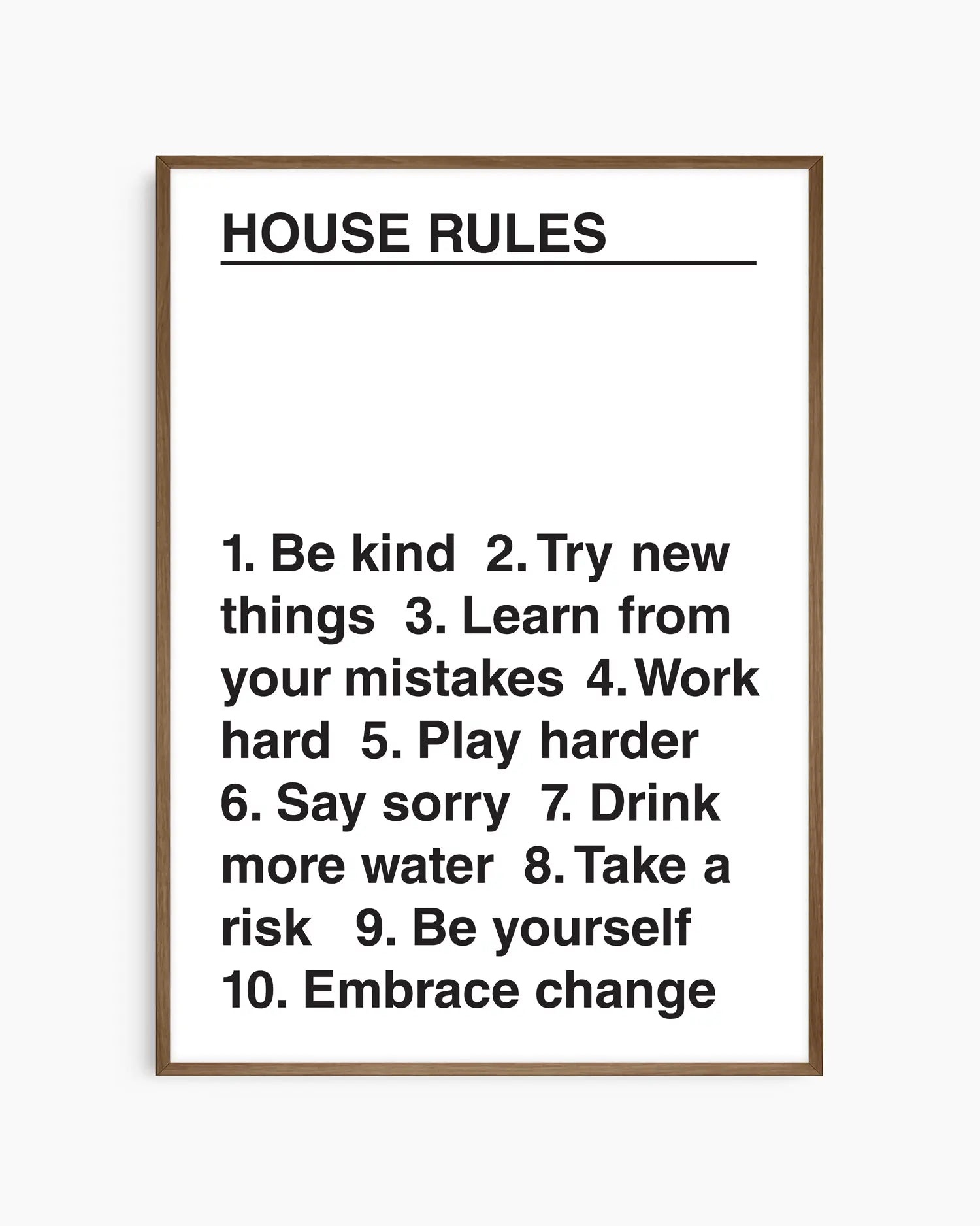 Barntavla med texten "HOUSE RULES" följt av tio inspirerande regler, inramad i mörk ekram.