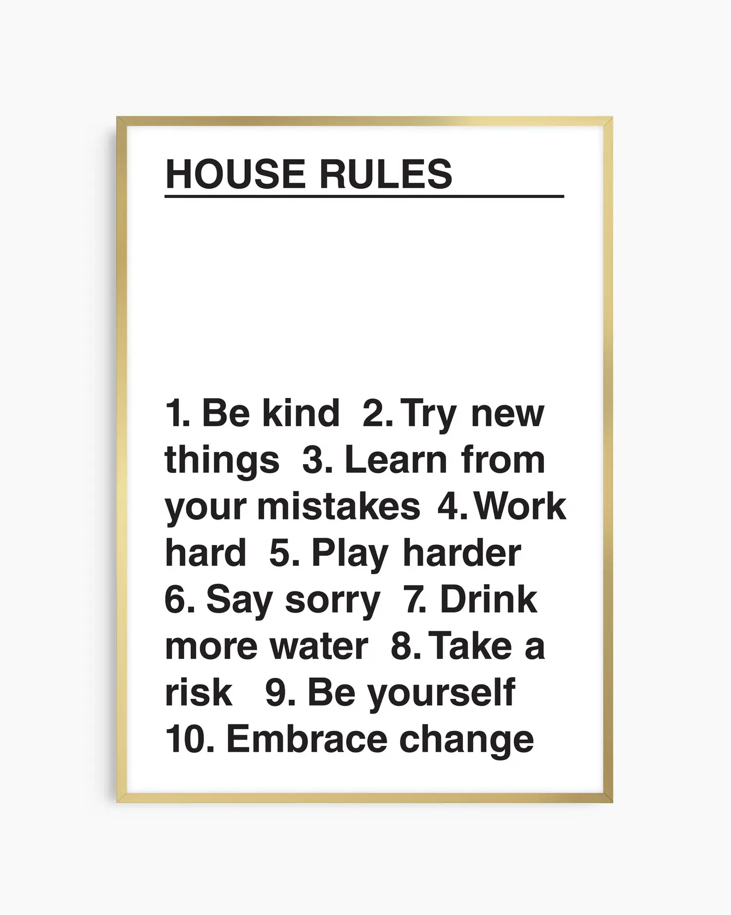 Barntavla med tydlig typografi och texten "HOUSE RULES" med numrerade regler, inramad i guld aluminiumram.