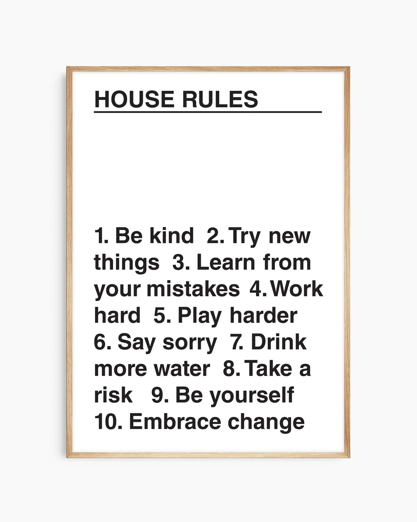 Barntavla med minimalistisk design och texten "HOUSE RULES" på vit bakgrund, inramad i ekram.