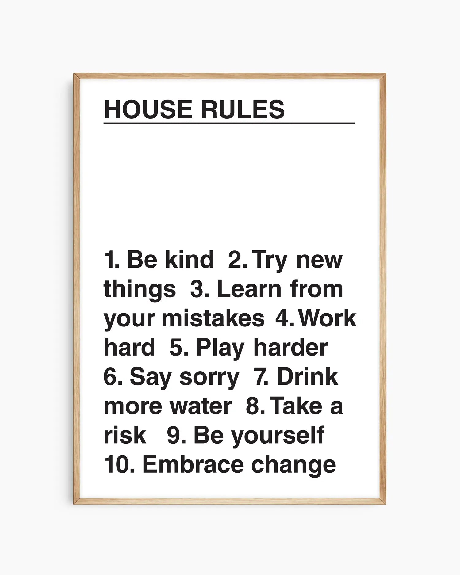 Barntavla med minimalistisk design och texten "HOUSE RULES" på vit bakgrund, inramad i ekram.