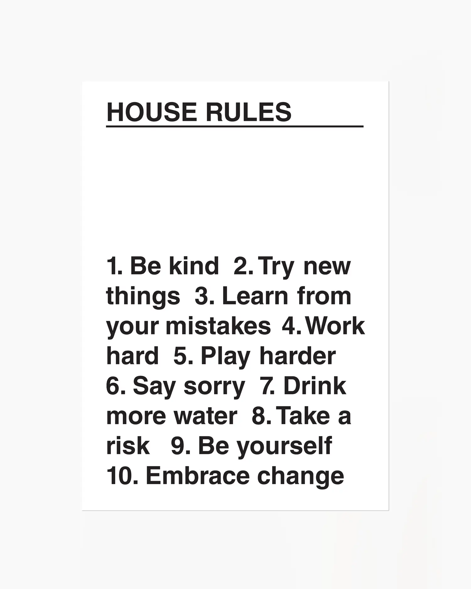 Barntavla med texten "HOUSE RULES" och tio livsregler i svart på vit bakgrund utan ram.