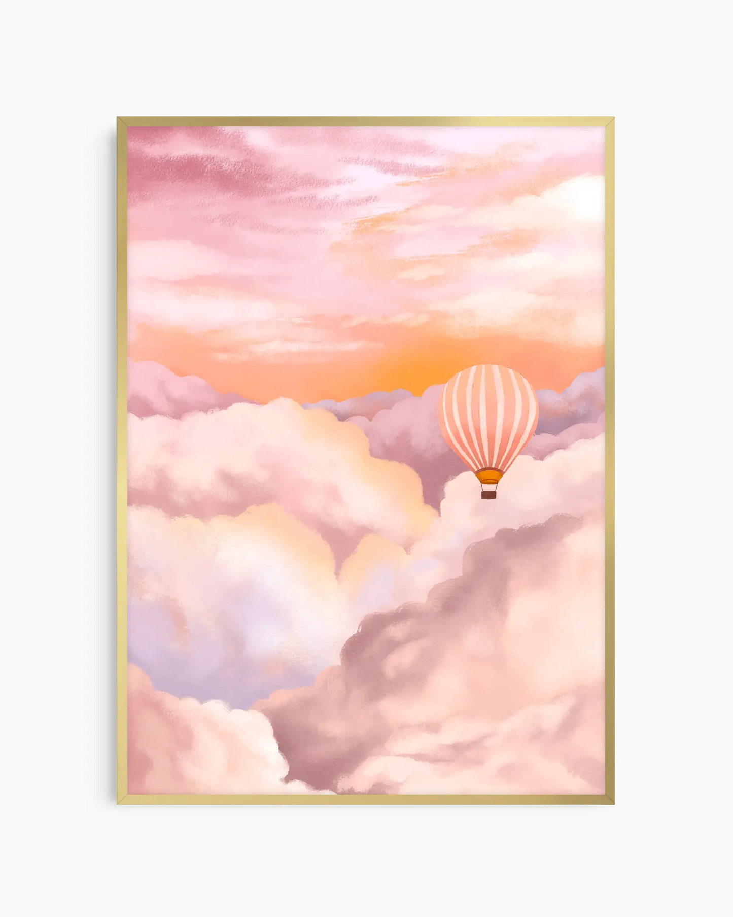 Barntavla med illustration av en randig luftballong som svävar över moln i varma nyanser, inramad i guld aluminiumram.