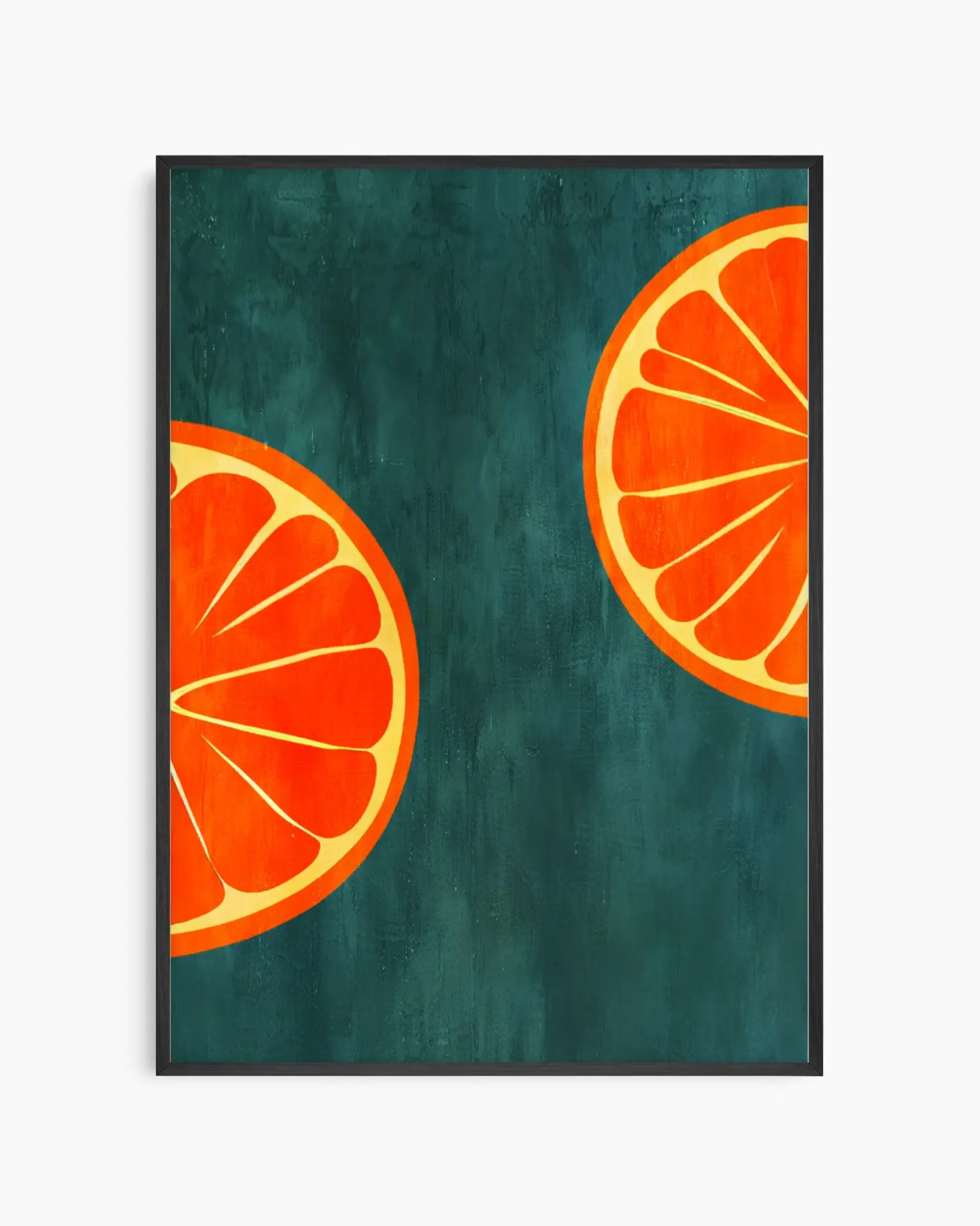 Barntavla med illustrerade apelsinskivor i varma orange toner mot mörkgrön bakgrund, inramad i svart träram. En färgstark och modern väggdekoration för barnrum eller lekhörna.