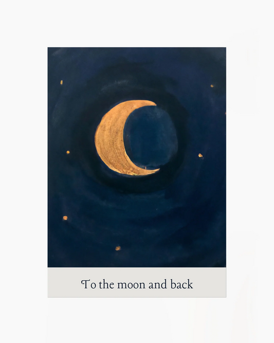 Barntavla med gyllene halvmåne och små stjärnor på mörkblå natthimmel, tillsammans med texten ”To the moon and back”.