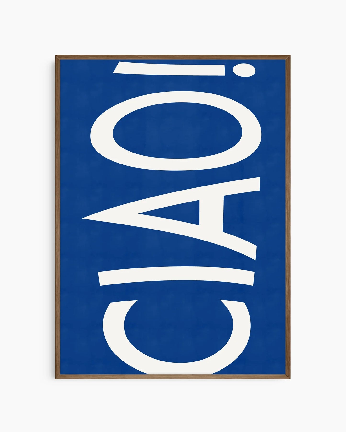 Barntavla med vit text ”CIAO!” mot blå bakgrund, inramad i mörk ekram som tillför en varm kontrast till färgerna.