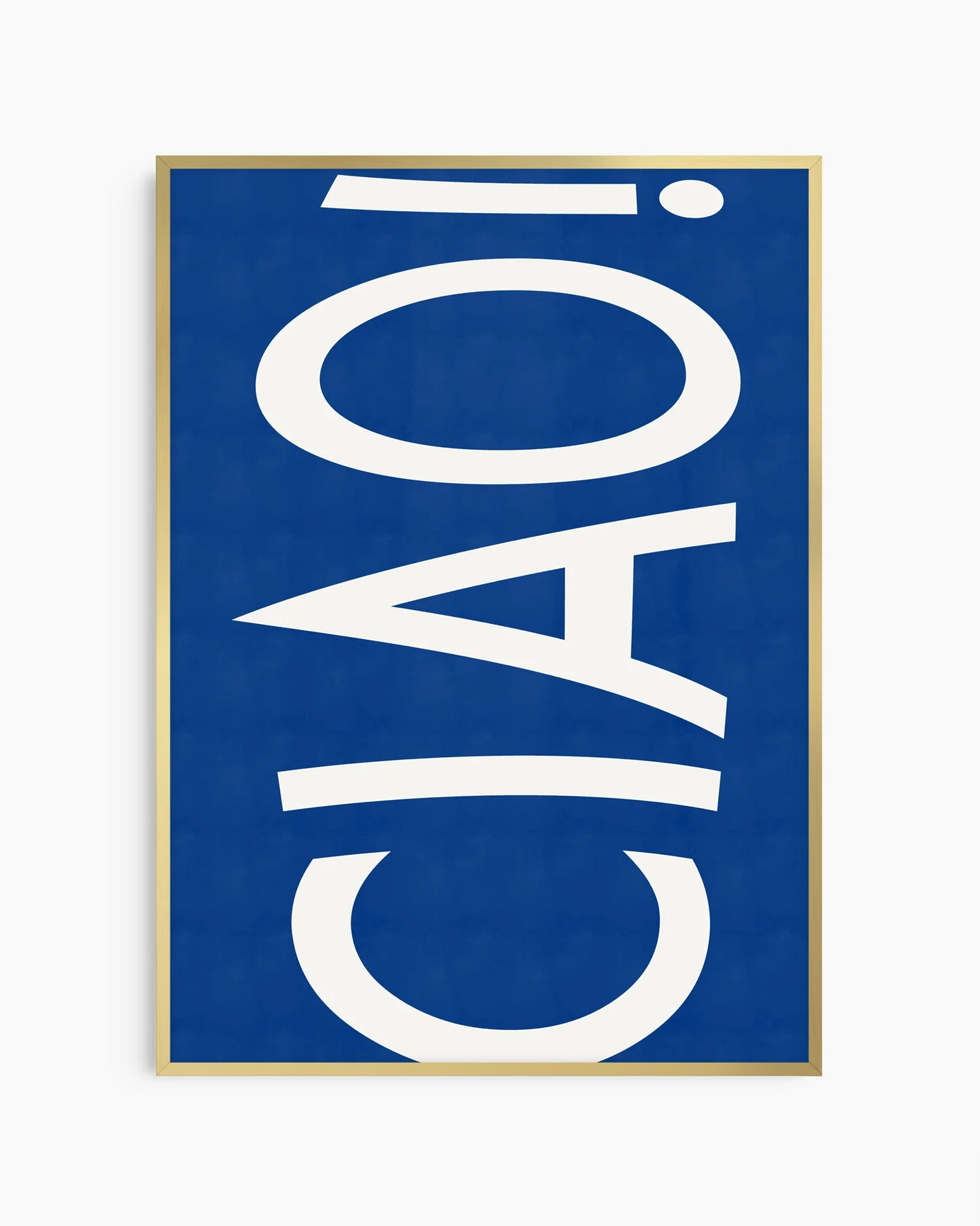 Barntavla med den vita texten ”CIAO!” på blå bakgrund, inramad i guld aluminiumram som ger motivet en elegant och lekfull touch.
