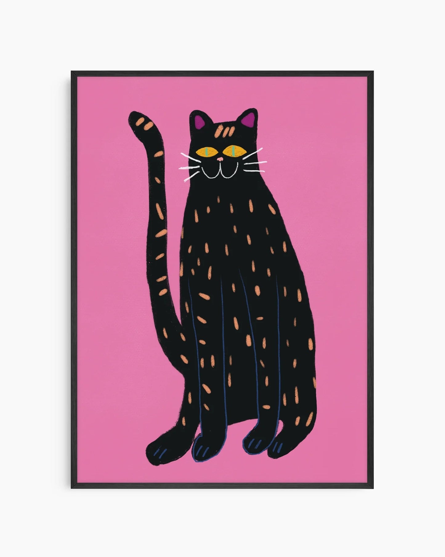Barntavla med en svart, stiliserad katt med beige prickar mot rosa bakgrund, inramad i svart träram som ger motivet ett modernt och grafiskt uttryck.