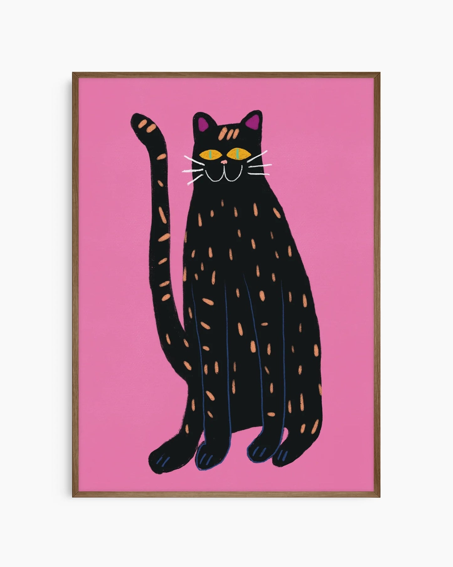 Barntavla med svart katt på rosa bakgrund, inramad i mörk ekram som tillför ett varmt och mjukt djup till motivet.