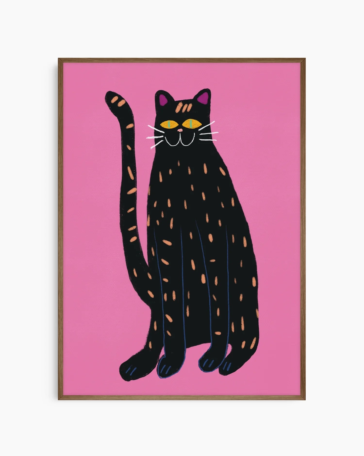 Barntavla med svart katt på rosa bakgrund, inramad i mörk ekram som tillför ett varmt och mjukt djup till motivet.