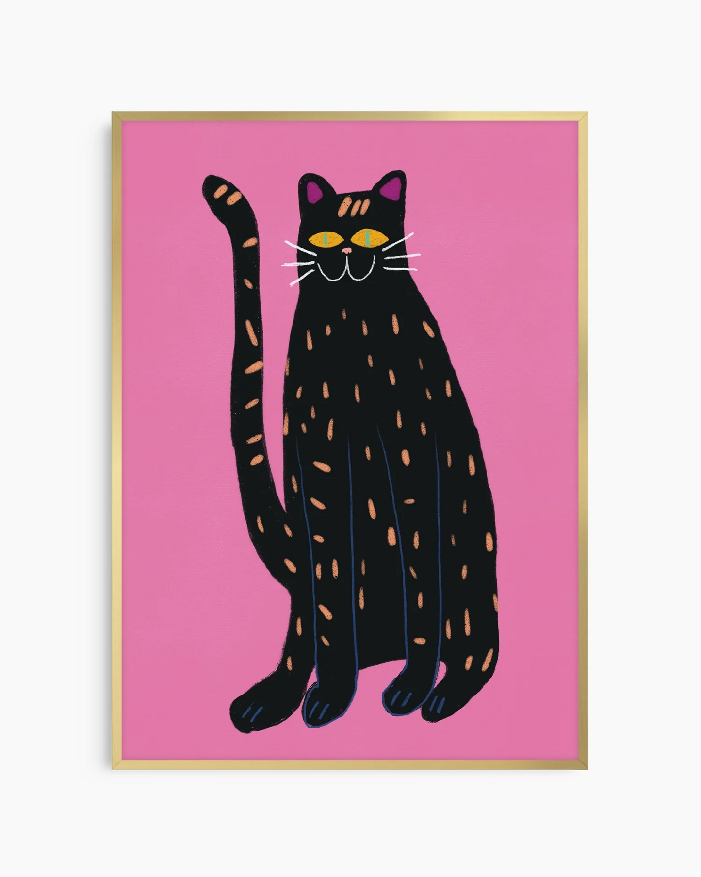 Barntavla med lekfull svart katt mot rosa bakgrund, inramad i guld aluminiumram som skapar en elegant kontrast.