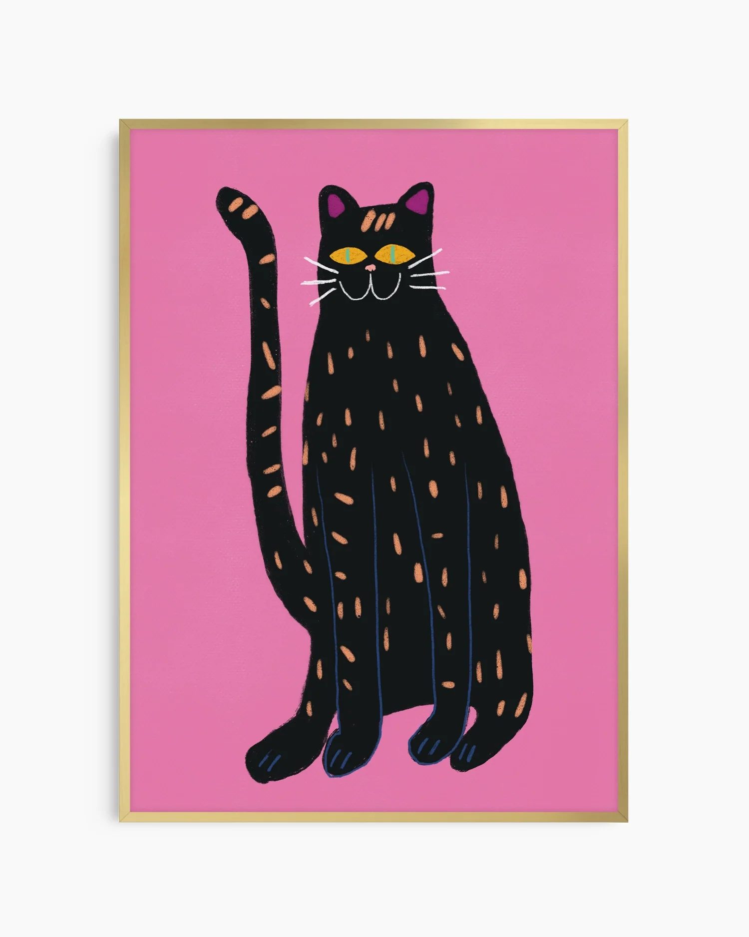 Barntavla med lekfull svart katt mot rosa bakgrund, inramad i guld aluminiumram som skapar en elegant kontrast.